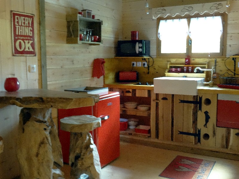 La Cabane de D'jo — Cabane sur pilotis avec baignoire en bois à Aisne à Neufchâtel-sur-Aisne — vue depuis la terrasse