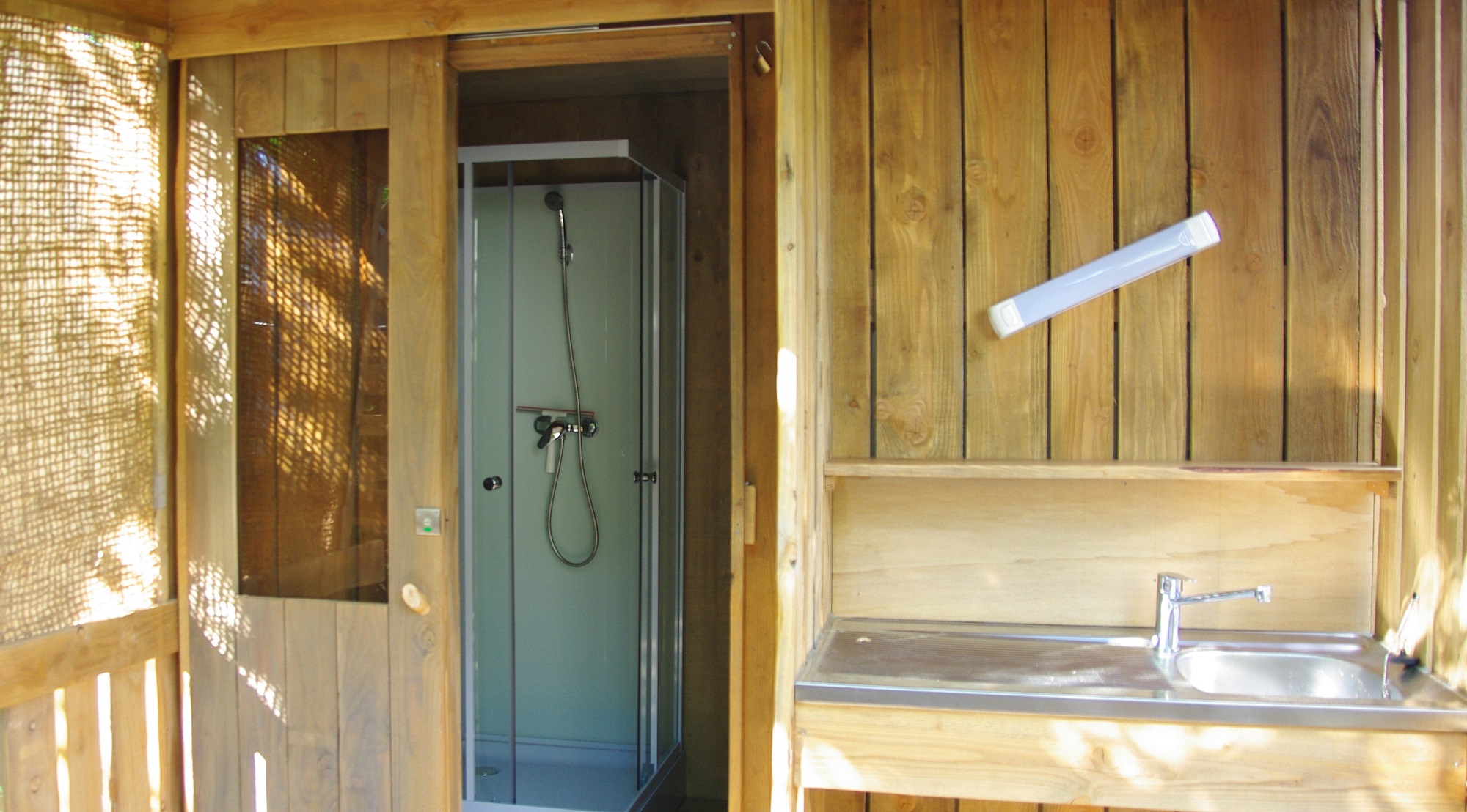 Cabanon toilé — Cabane avec spa à La Châtaigneraie en Ardèche à Labastide-de-Virac — cuisine