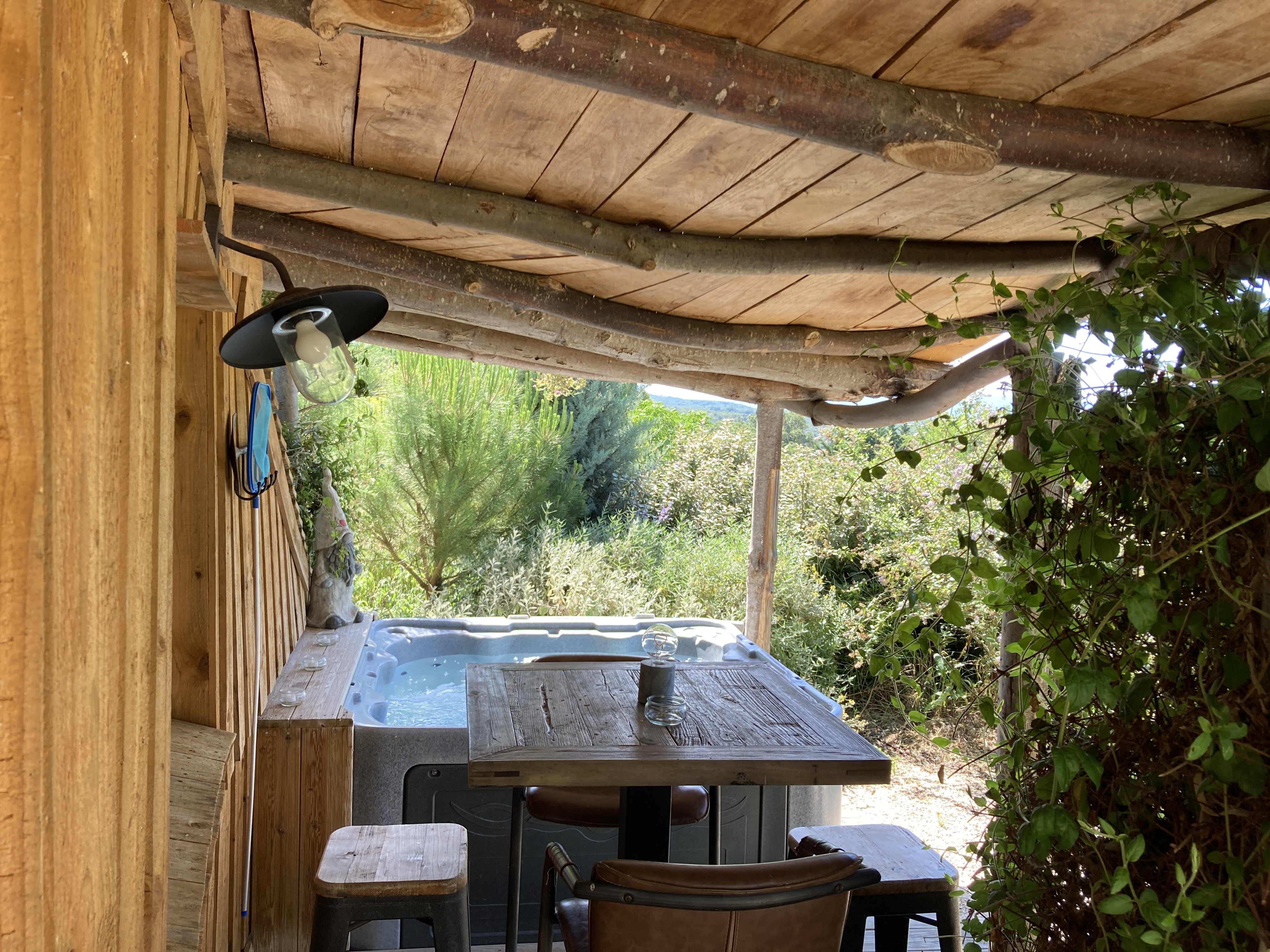 Évasion dans une maison de hobbit avec spa privatif à Villarzel Du Razès — vue intérieure