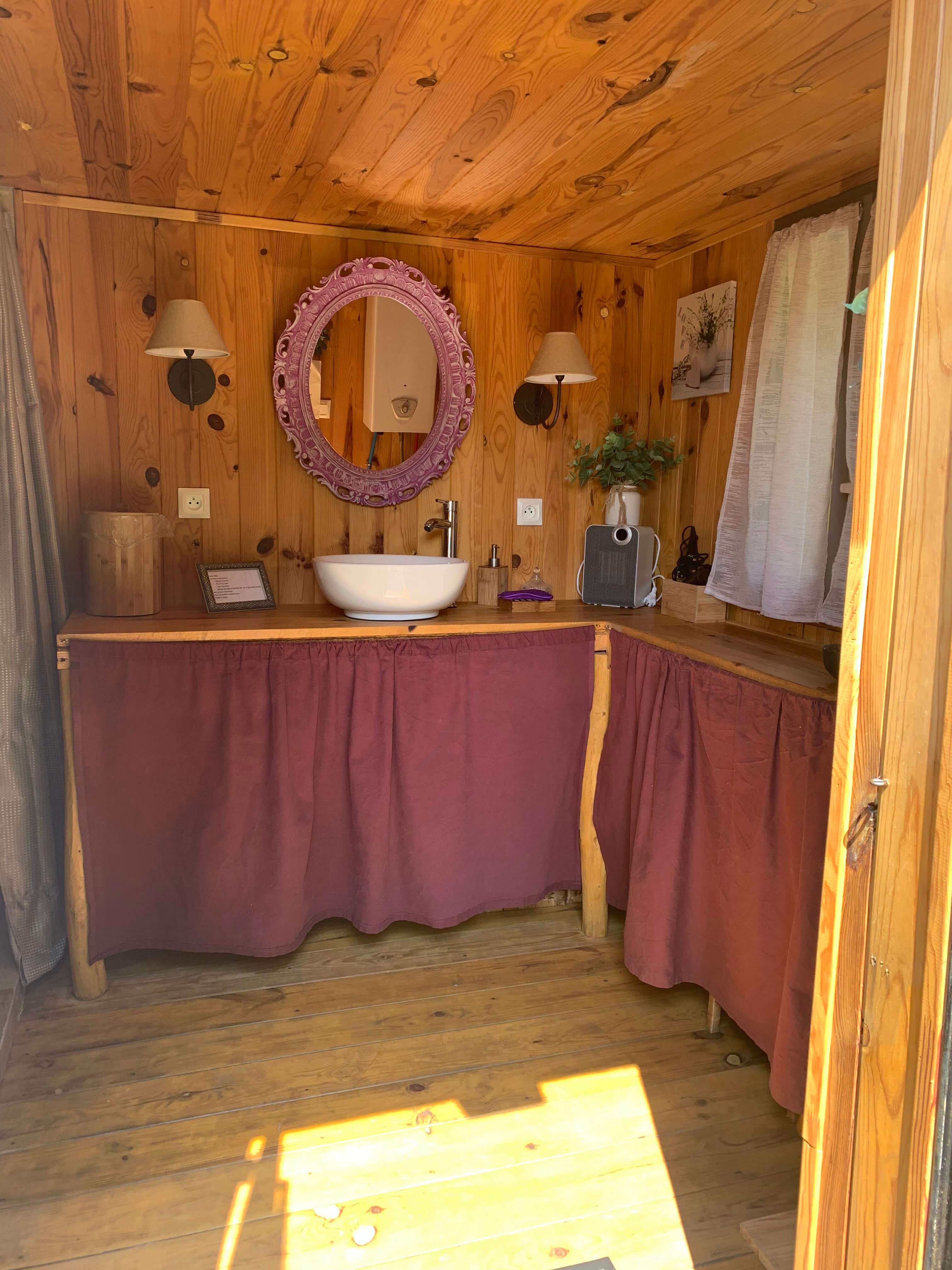 La mini roulotte — Séjour cozy avec spa à Haute-Loire à Saint-Christophe-d'Allier — cuisine