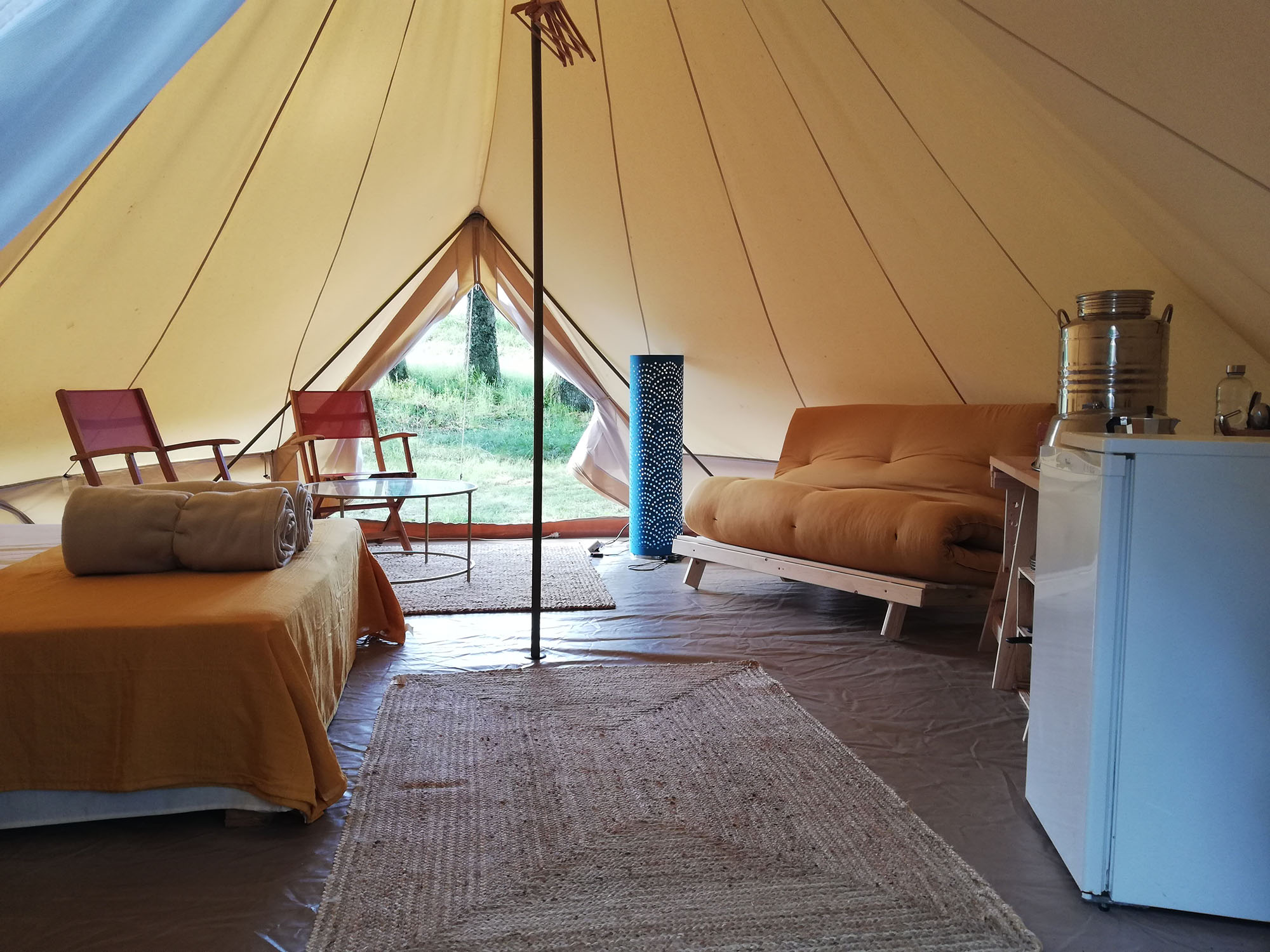 Séjournez à l'ombre des chênes dans un lodge en Limousin à La Croisille-Sur-Briance — vue intérieure