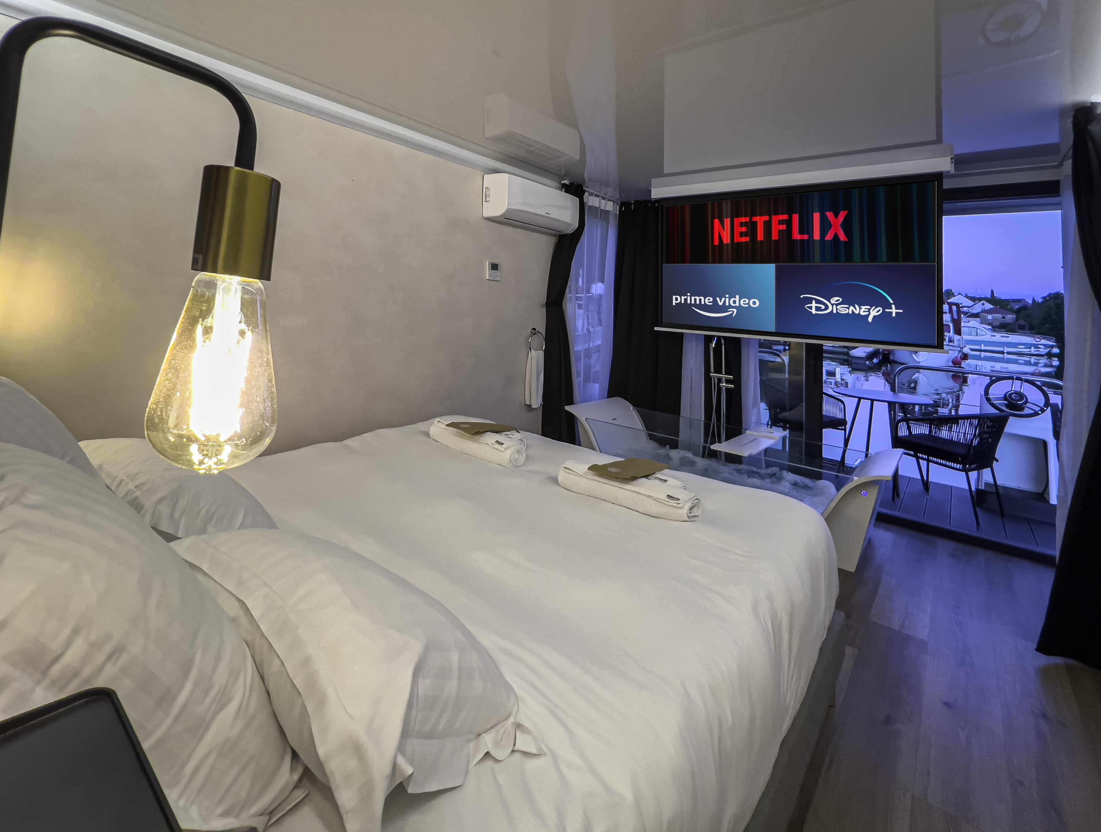 Évasion en suite flottante avec spa et sauna en Alsace à Saverne — salle de bain