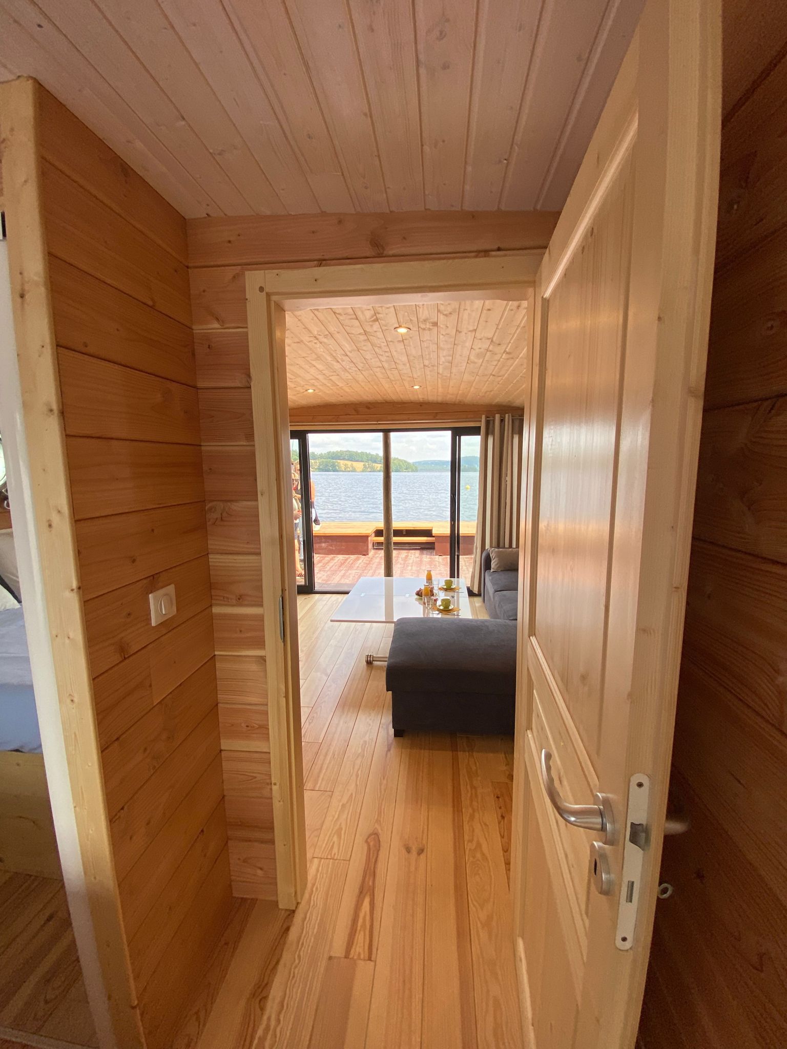Lodge Boat : une cabane sur l'eau en Limousin à Peyrat Le Chateau — salle de bain