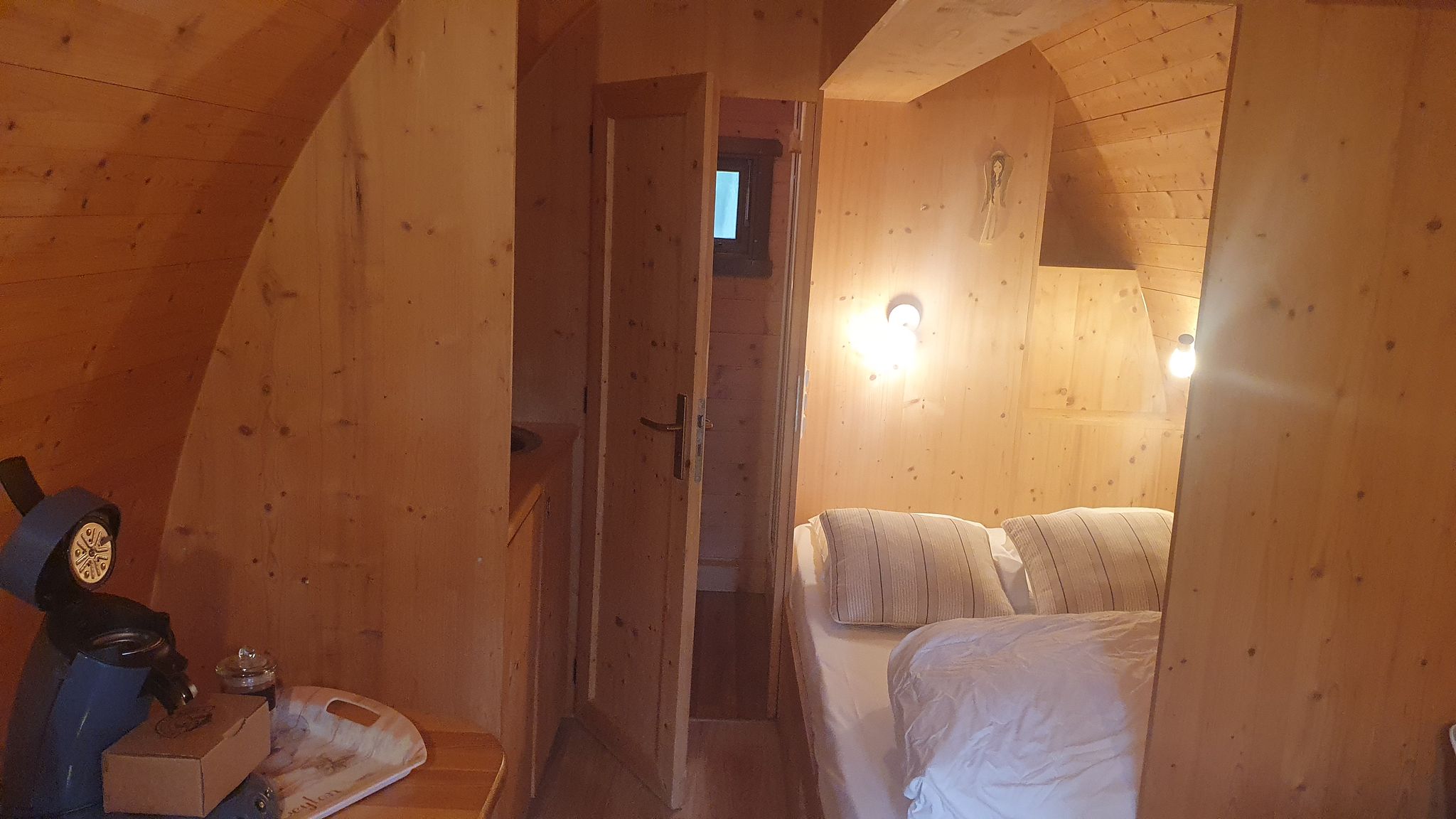 Évasion dans une cabane forestière avec spa en Rhône-Alpes à Vogüé — environnement naturel