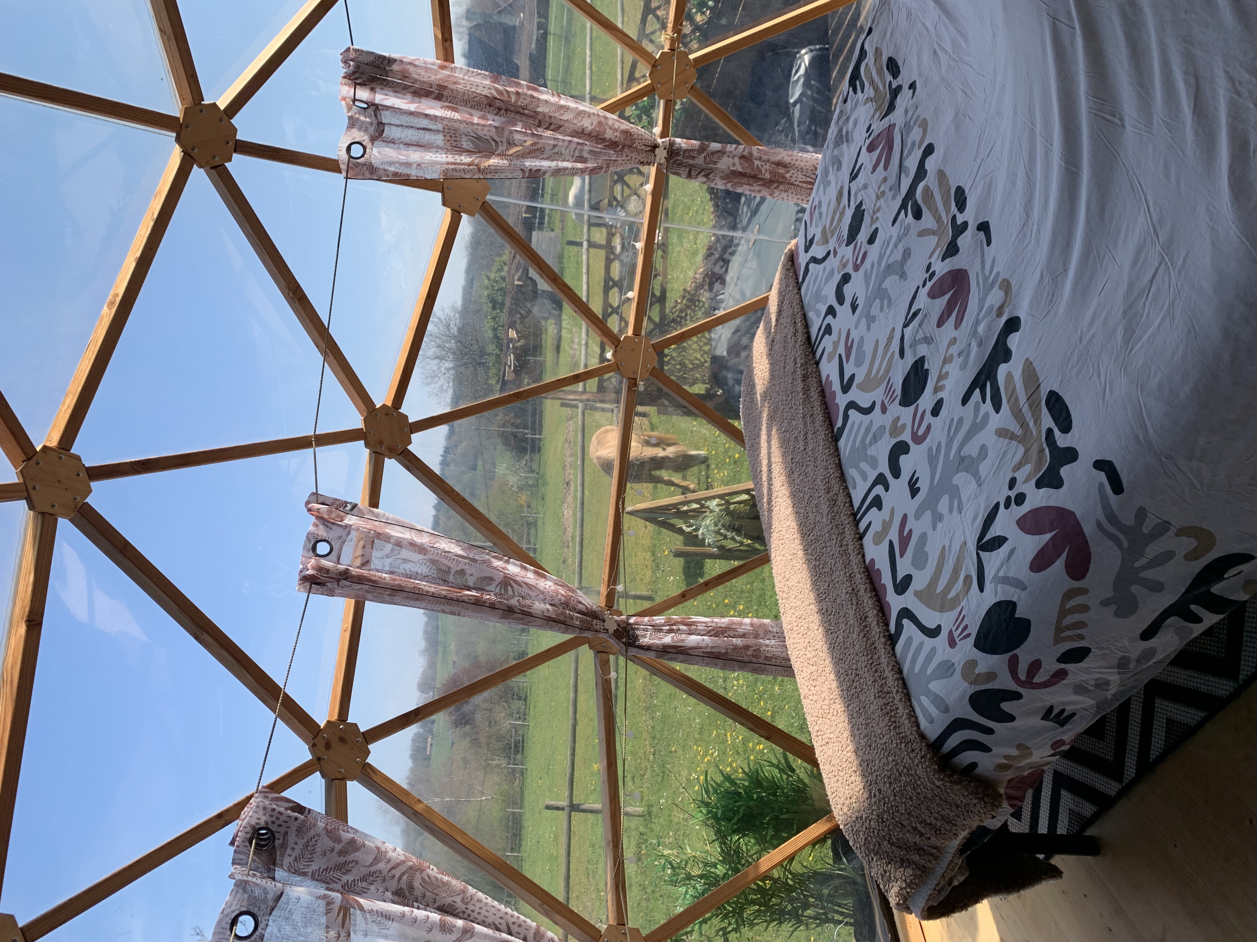 Un dôme enchanteur avec spa au cœur de la Dordogne à Lanouaille — espace de vie