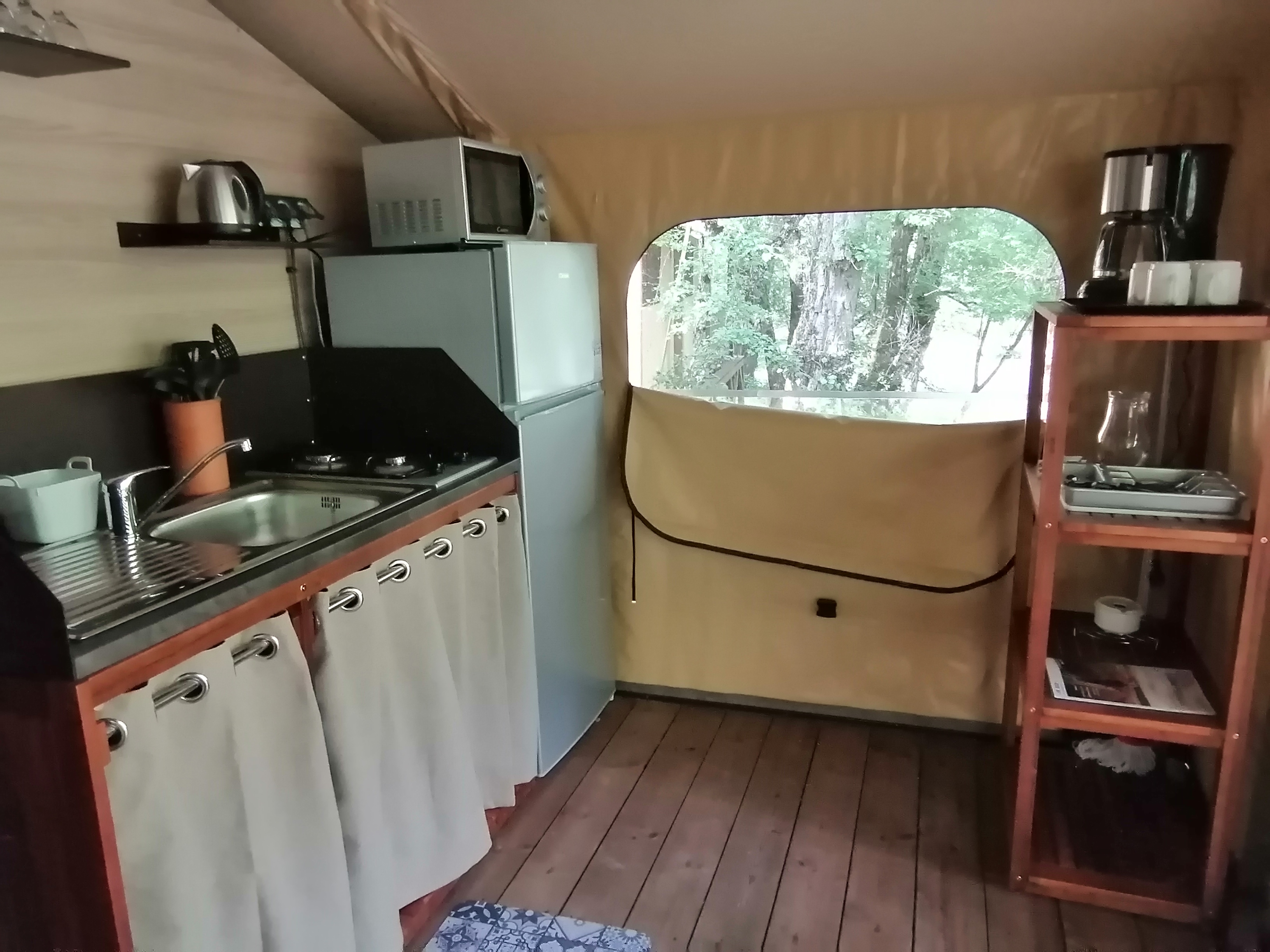 Tente lodge 5 personnes : une expérience immersive en pleine nature à La Motte-Chalancon — salle de bain