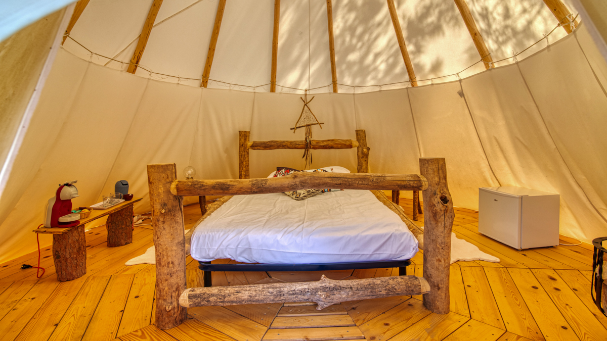 Tipi Indien — Nuit insolite avec spa à Aude à Gaja-et-Villedieu — vue intérieure