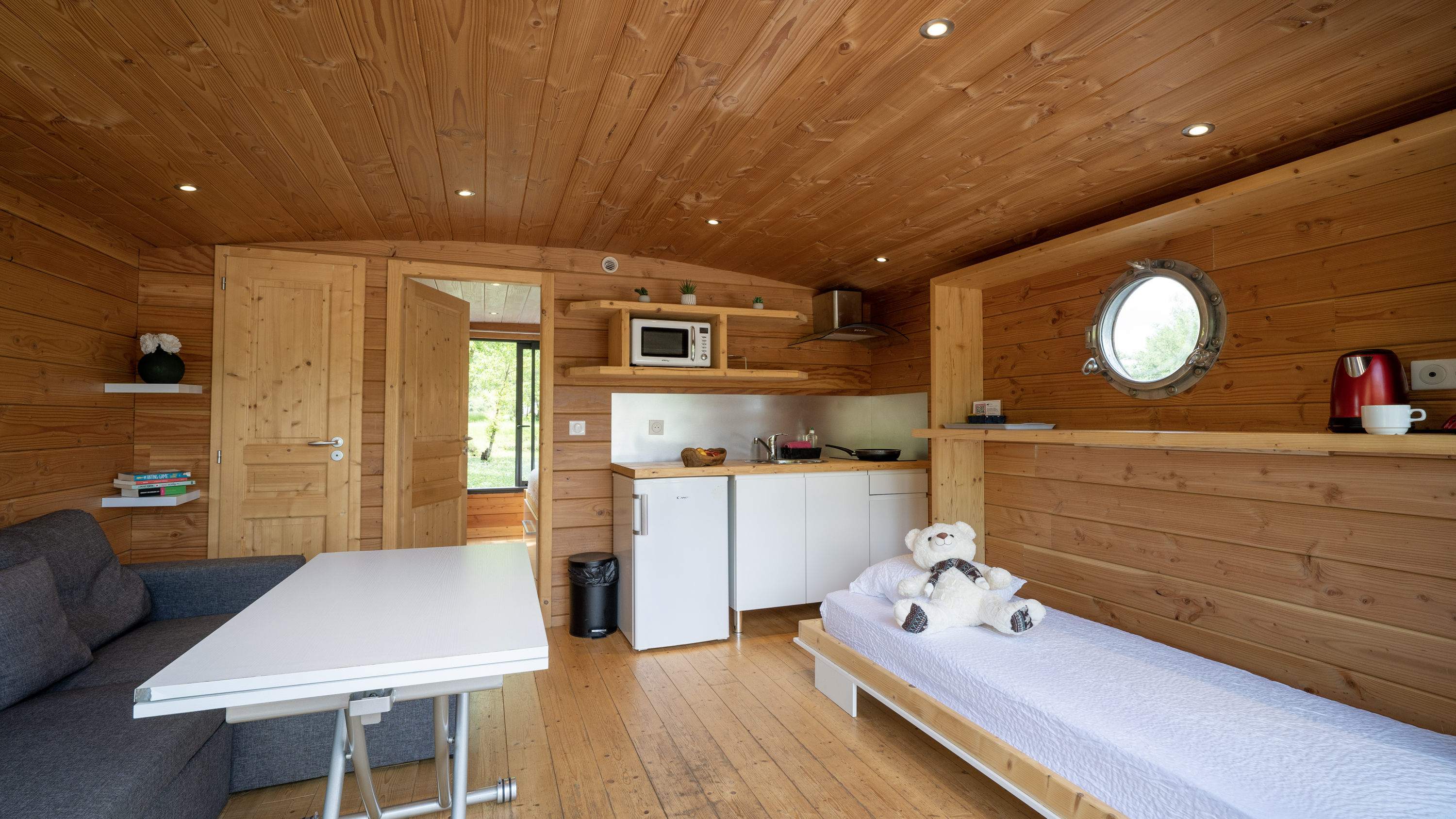 Évasion sensorielle dans une cabane sur l'eau en Auvergne à Chassenard — vue intérieure