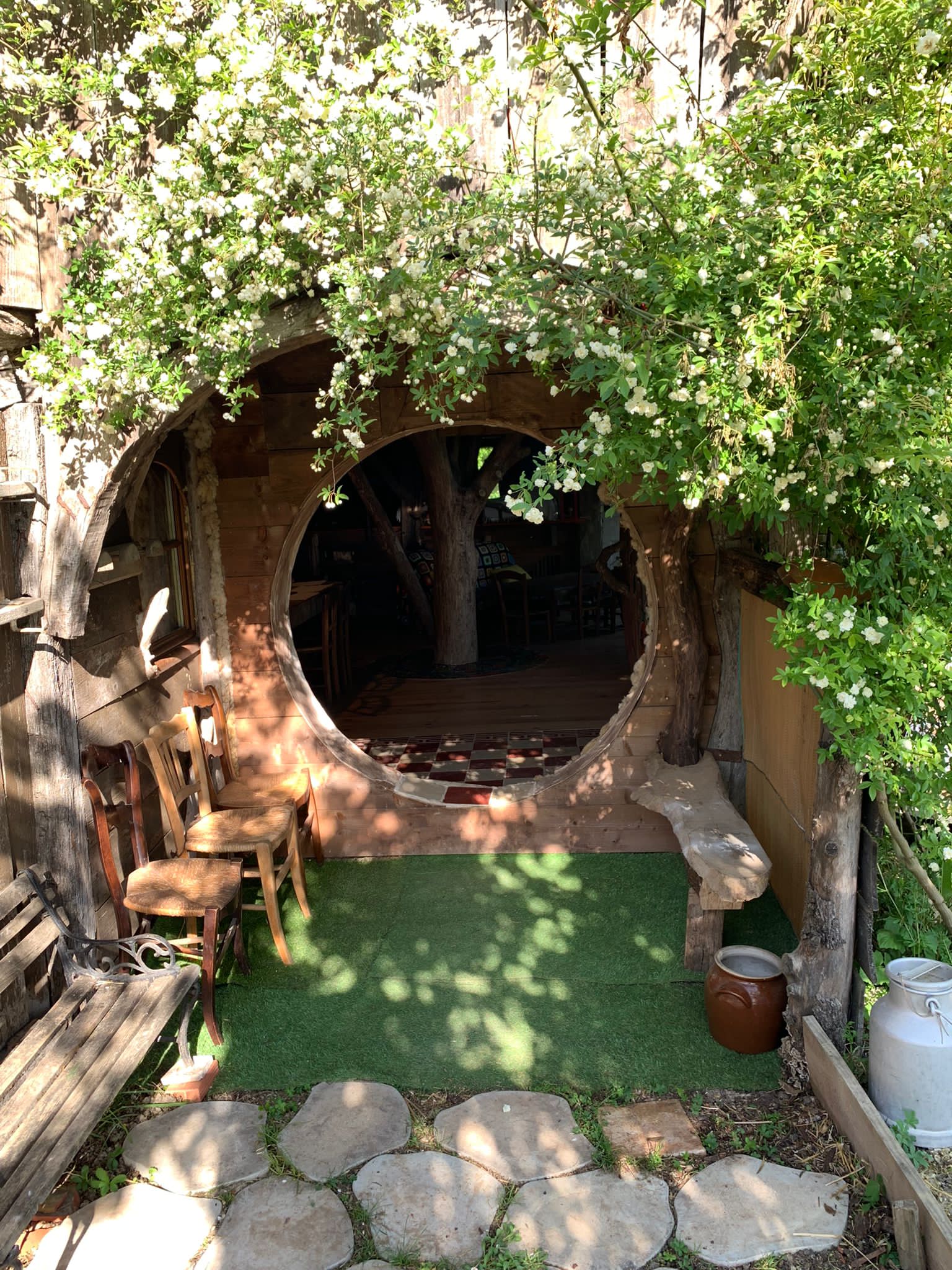 Colline sous les étoiles : une maison de hobbit en Aquitaine à Bajamont — vue intérieure