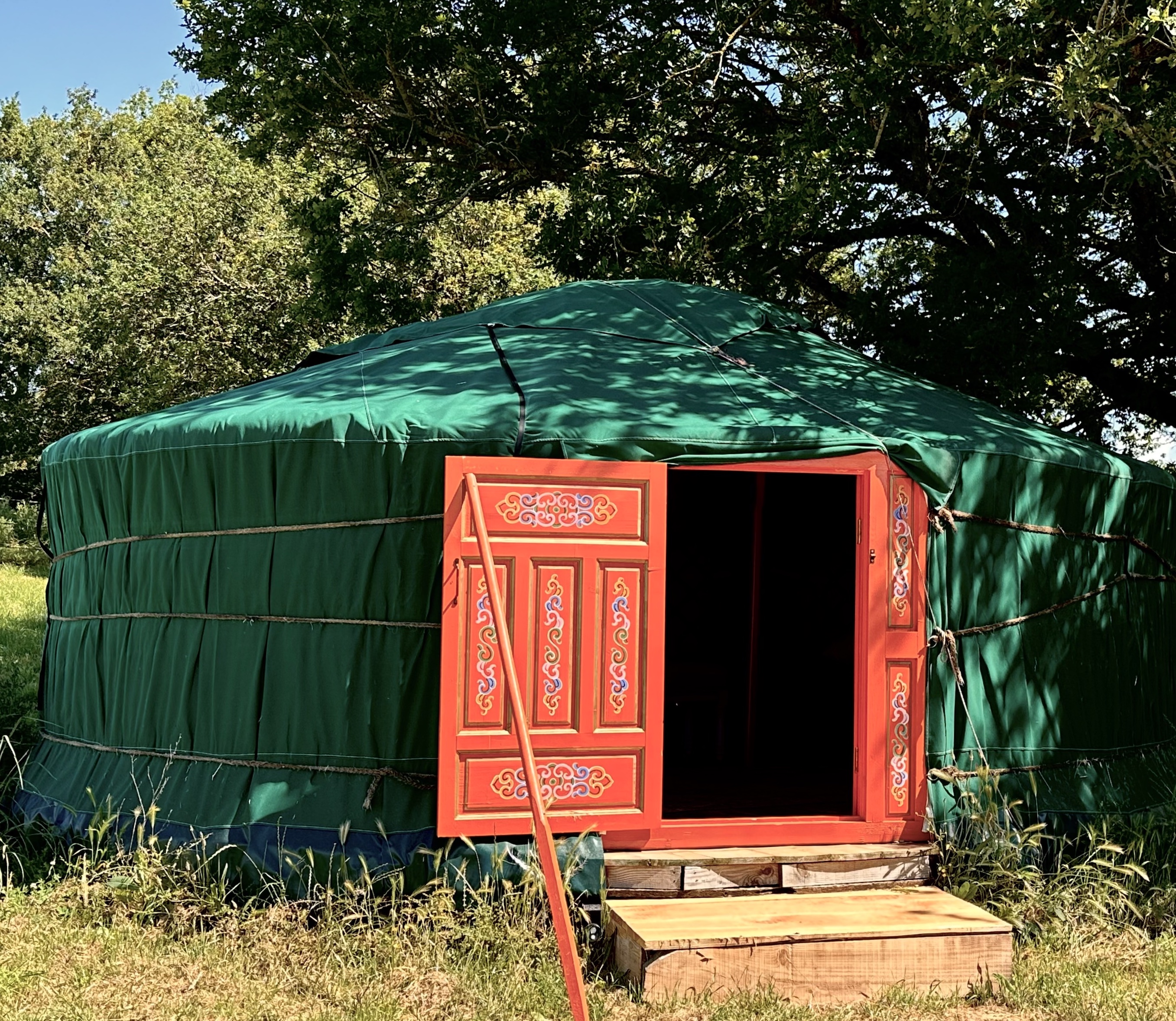 Yourte avec piscine partagée et vue panoramique à Teillet — chambre