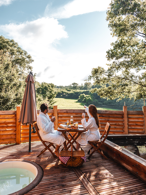 Cabane Spa Céleste : une immersion dans les arbres en Picardie à Rosoy-En-Multien — salle de bain
