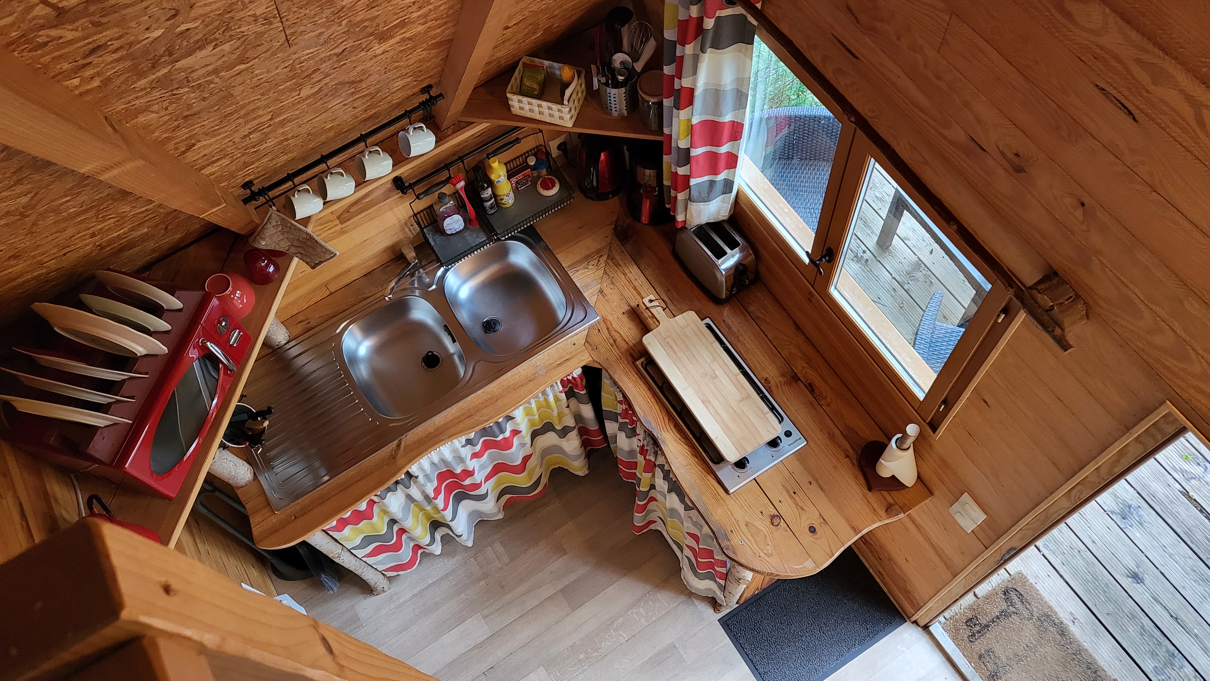 L'ILE ROUGE : une cabane sur pilotis au cœur de la Picardie à Fere En Tardenois — espace de vie