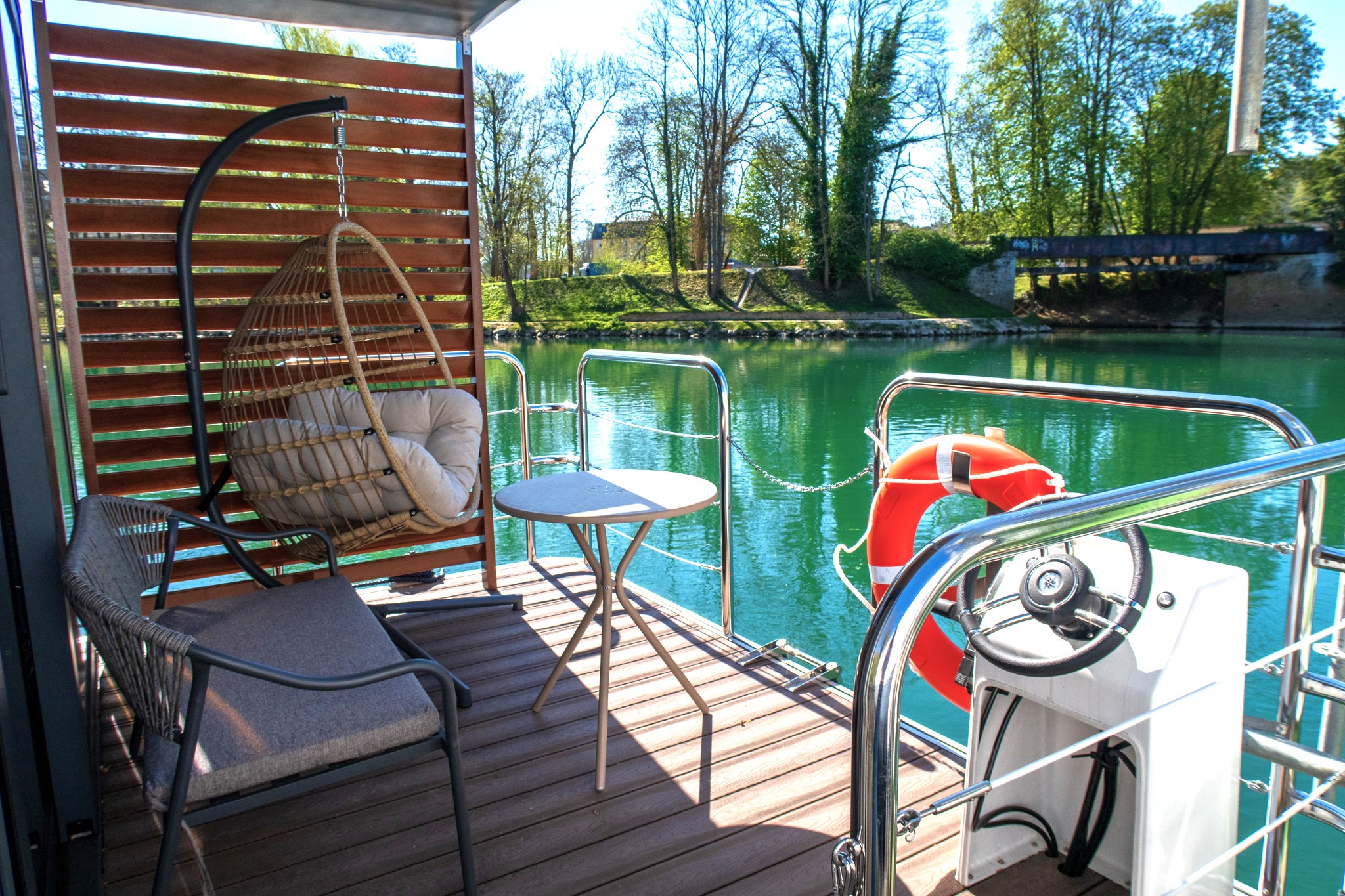 Suite flottante Supérieure — Péniche avec balnéo à Saint Fargeau (Seine-et-Marne) à Saint-Fargeau-Ponthierry — chambre