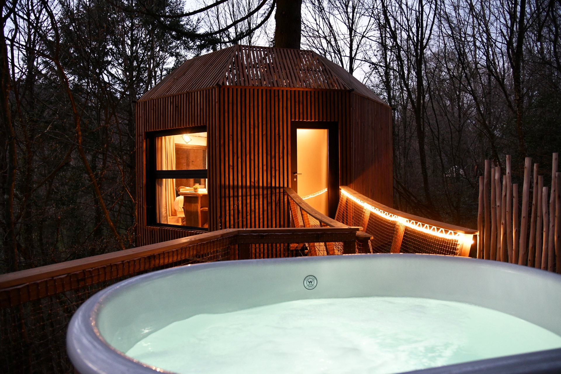 Cabane SPA Cocoon : une évasion en hauteur en Rhône-Alpes à Gillonnay — espace de vie