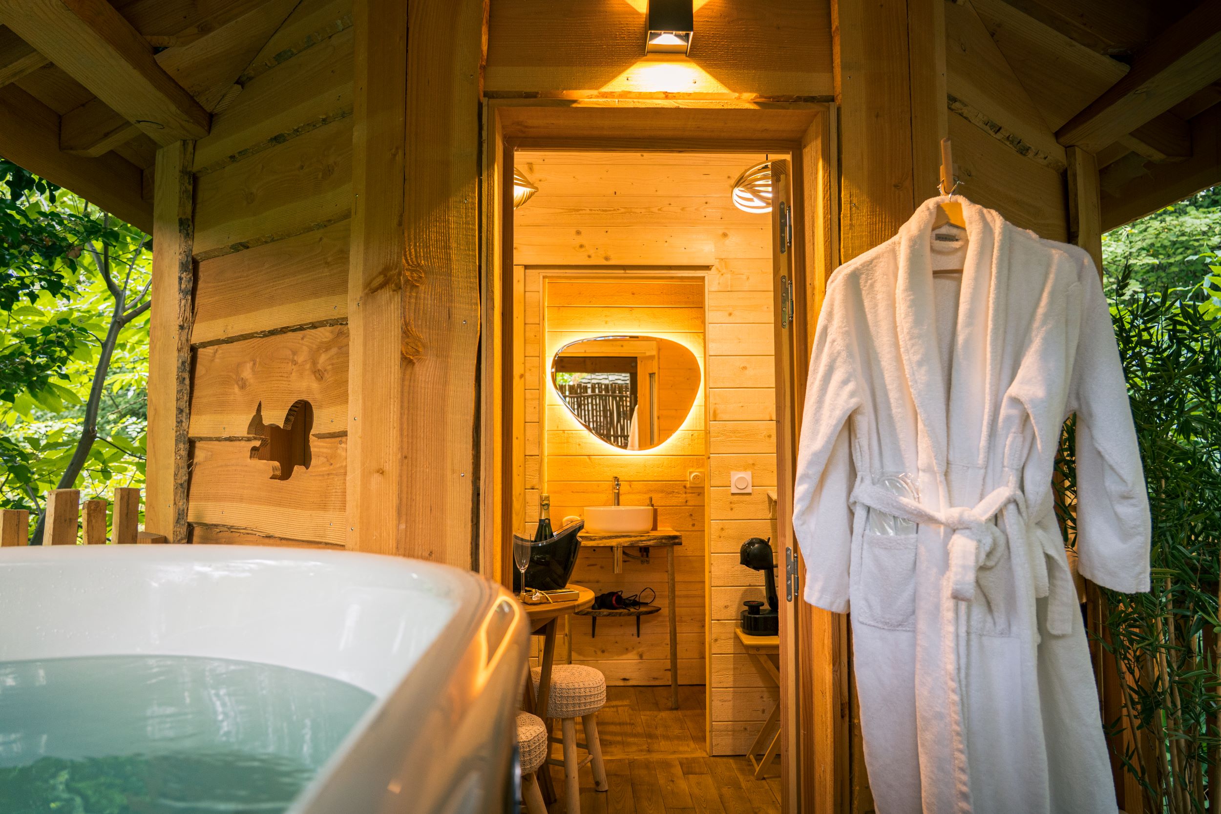 Évasion dans une cabane SPA Lov'nid en Rhône-Alpes à Gillonnay — espace de vie