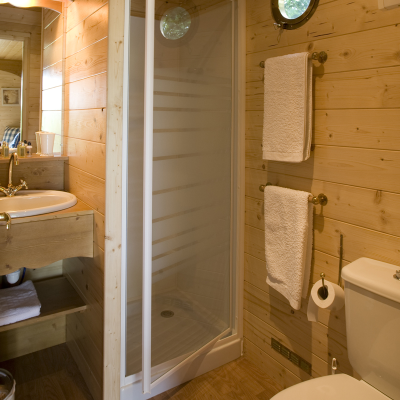 Roulotte Coquelicot — Séjour bohème avec spa à Indre-et-Loire à La Chapelle Blanche Saint Martin — salle de bain