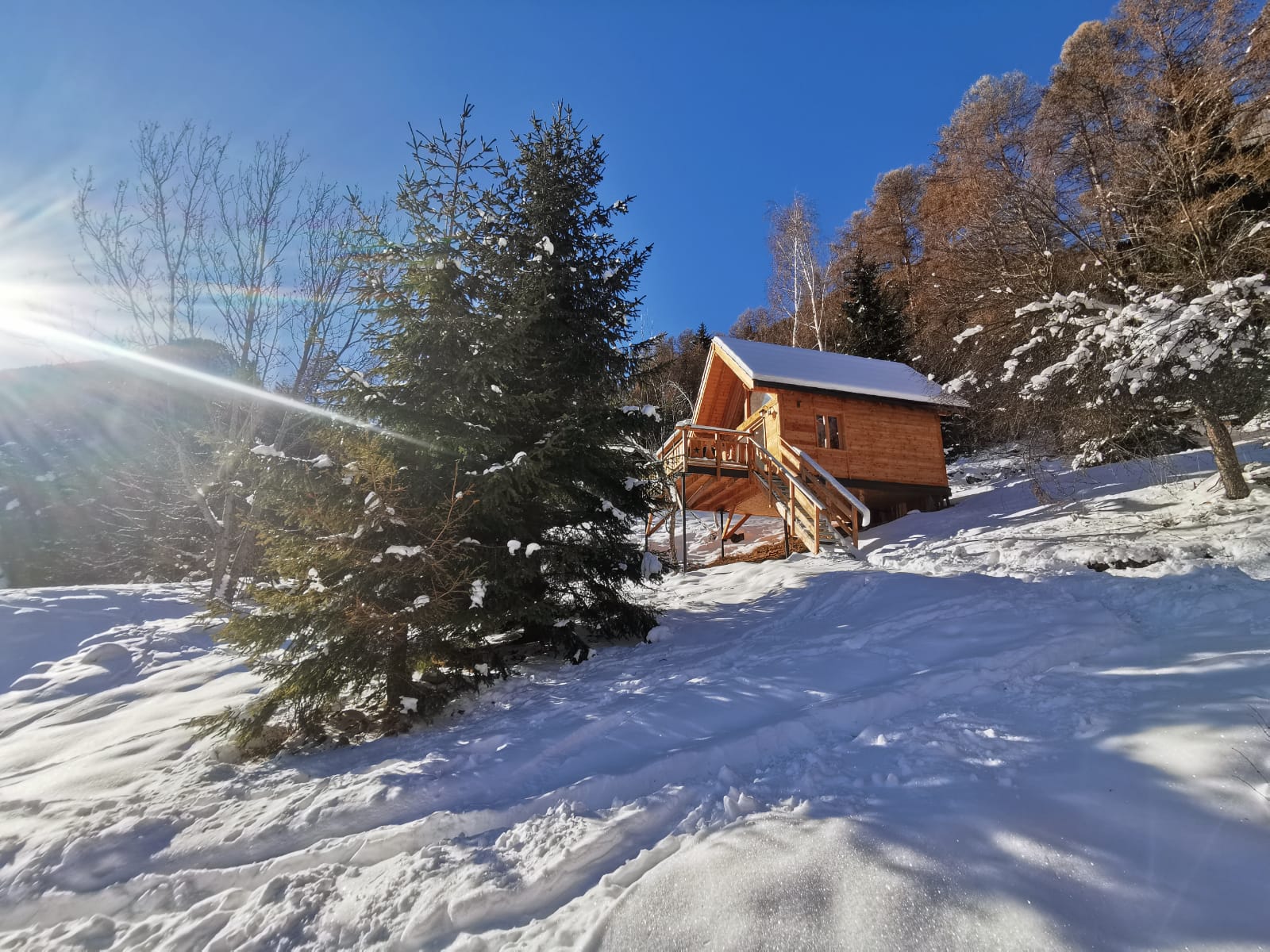Cabane Le Jas du chamois : une échappée belle sur pilotis à Le Lauzet Ubaye — espace de vie