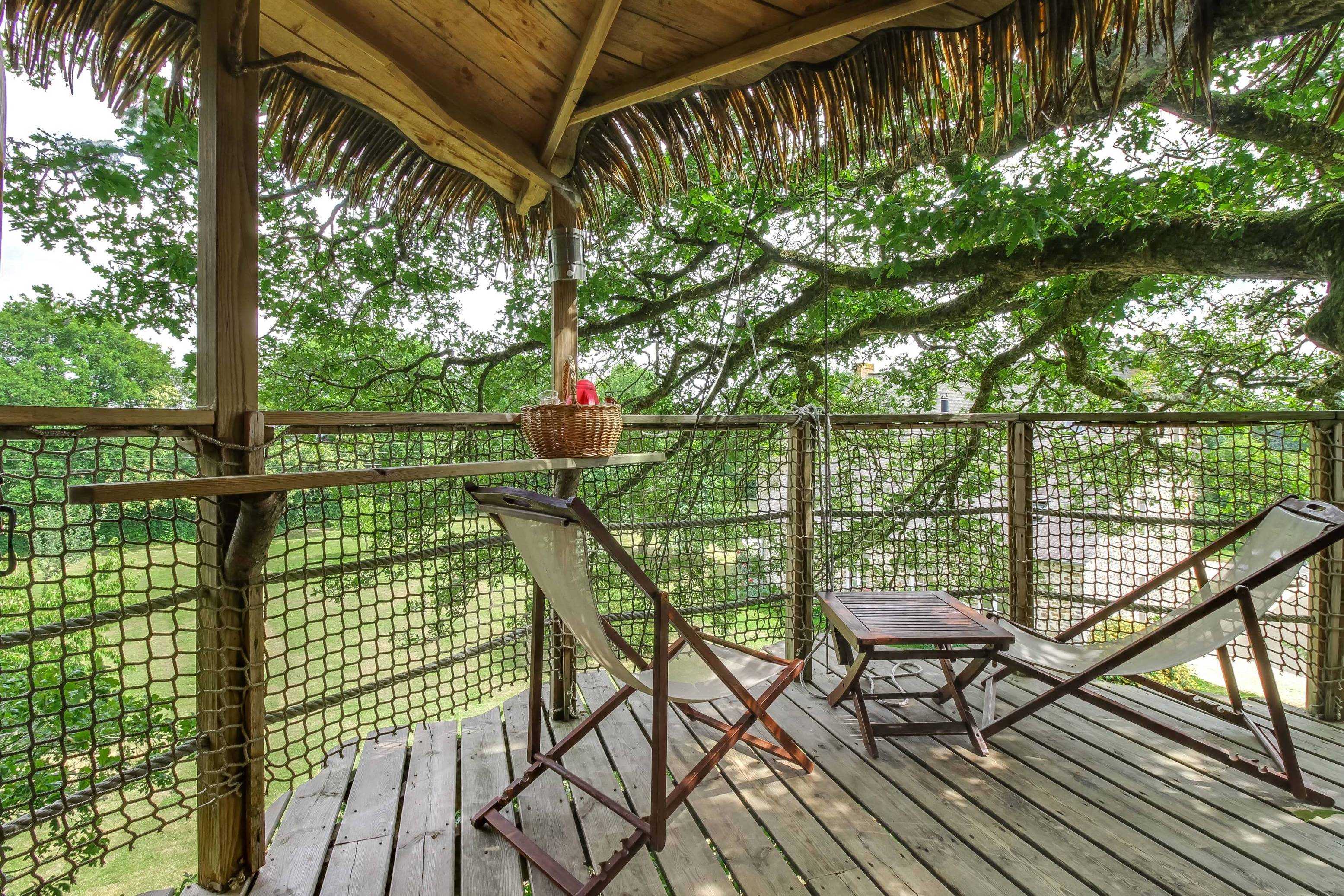 Cabane Girsberg : une évasion perchée au cœur des arbres à La Baconnière — vue intérieure