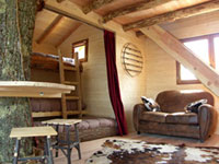 Éveillez vos sens dans la cabane aux 3 Chênes en Dordogne à Lanouaille — vue intérieure