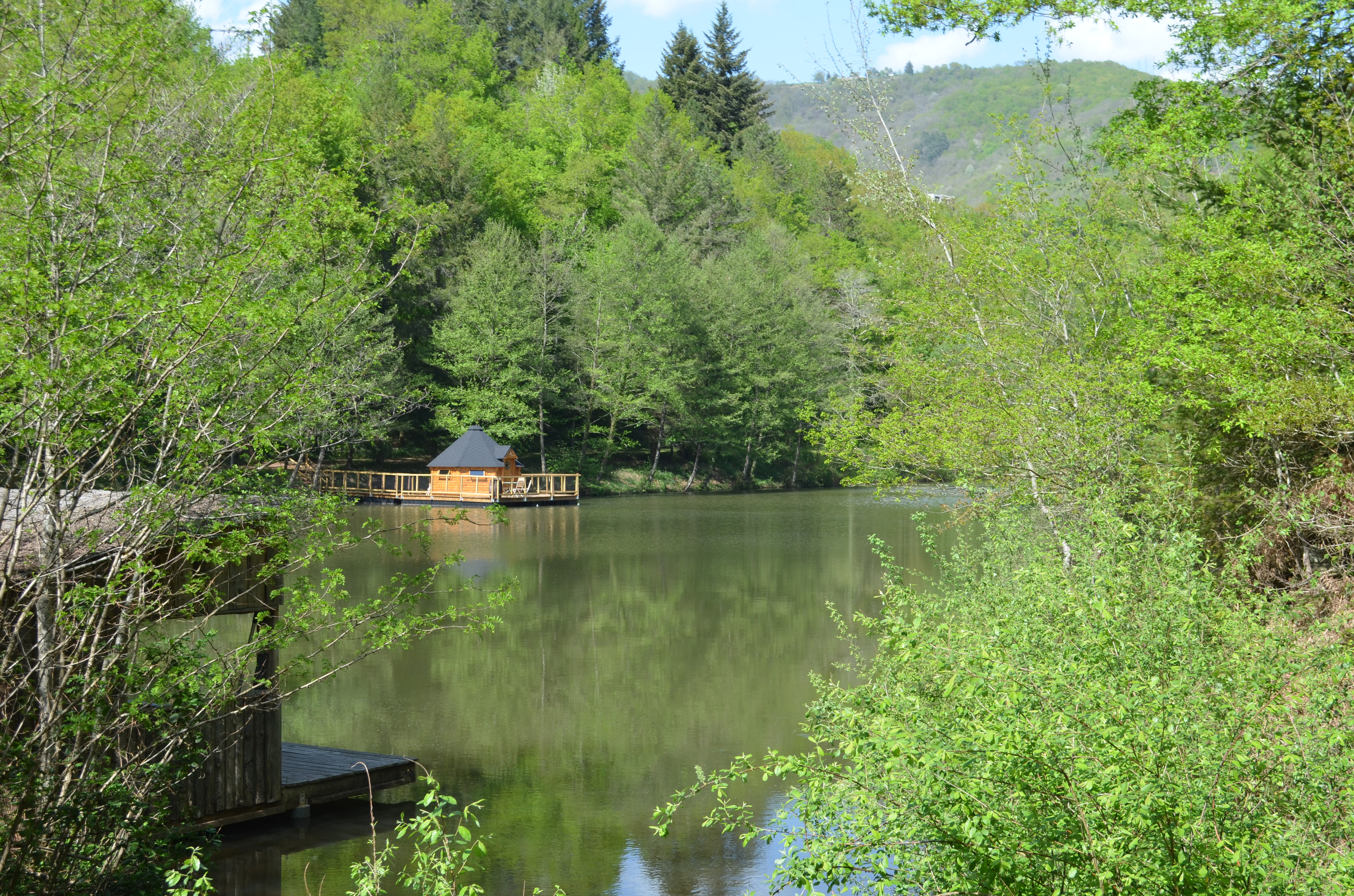 Cabane flottante Libellule : une évasion sur l'eau en Aveyron à Conques-En-Rouergue — vue intérieure