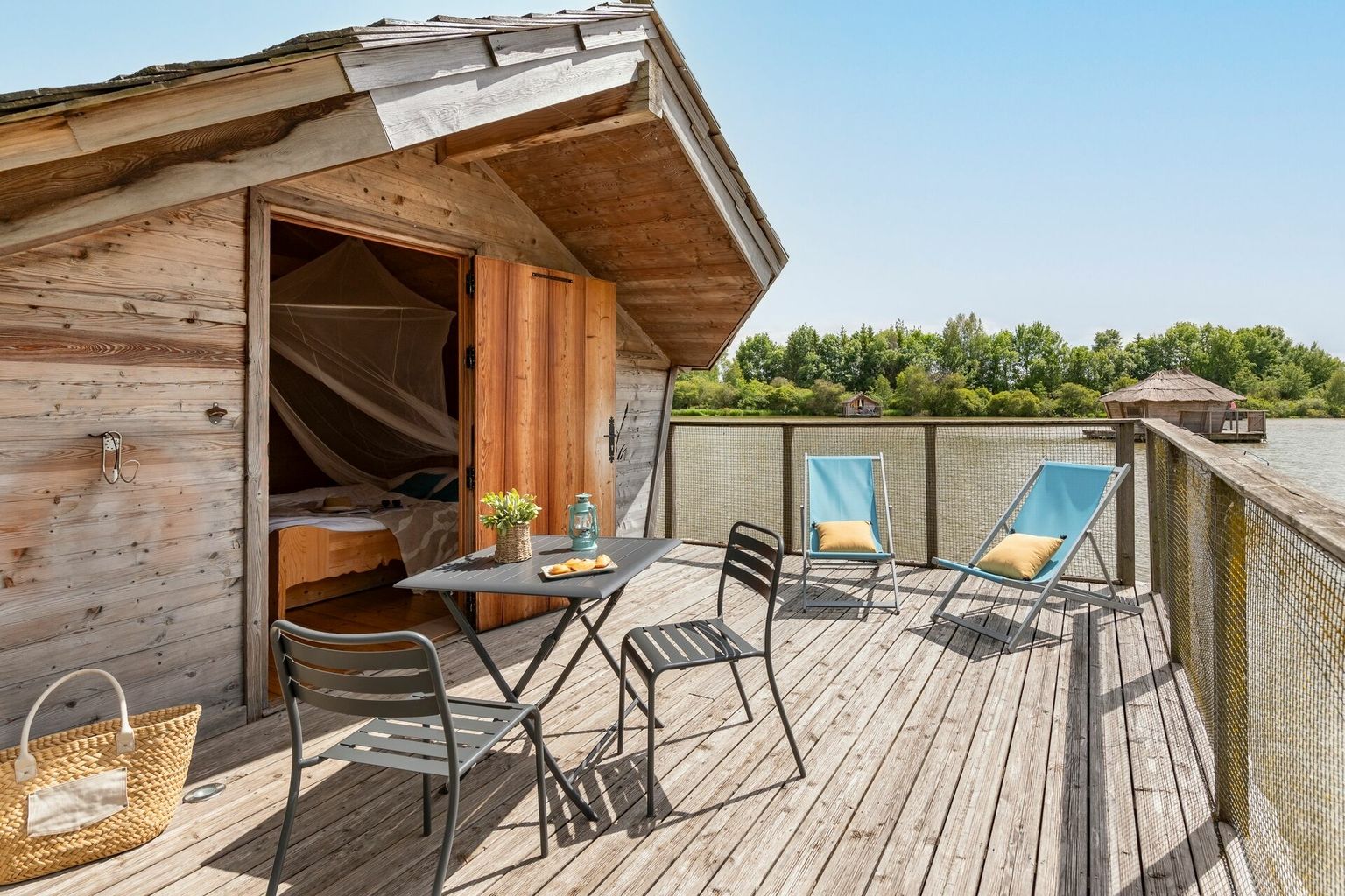 Cabane Duo flottante Les Maldives — Nuit sur l'eau avec spa à Pressac à Pressac — espace de vie