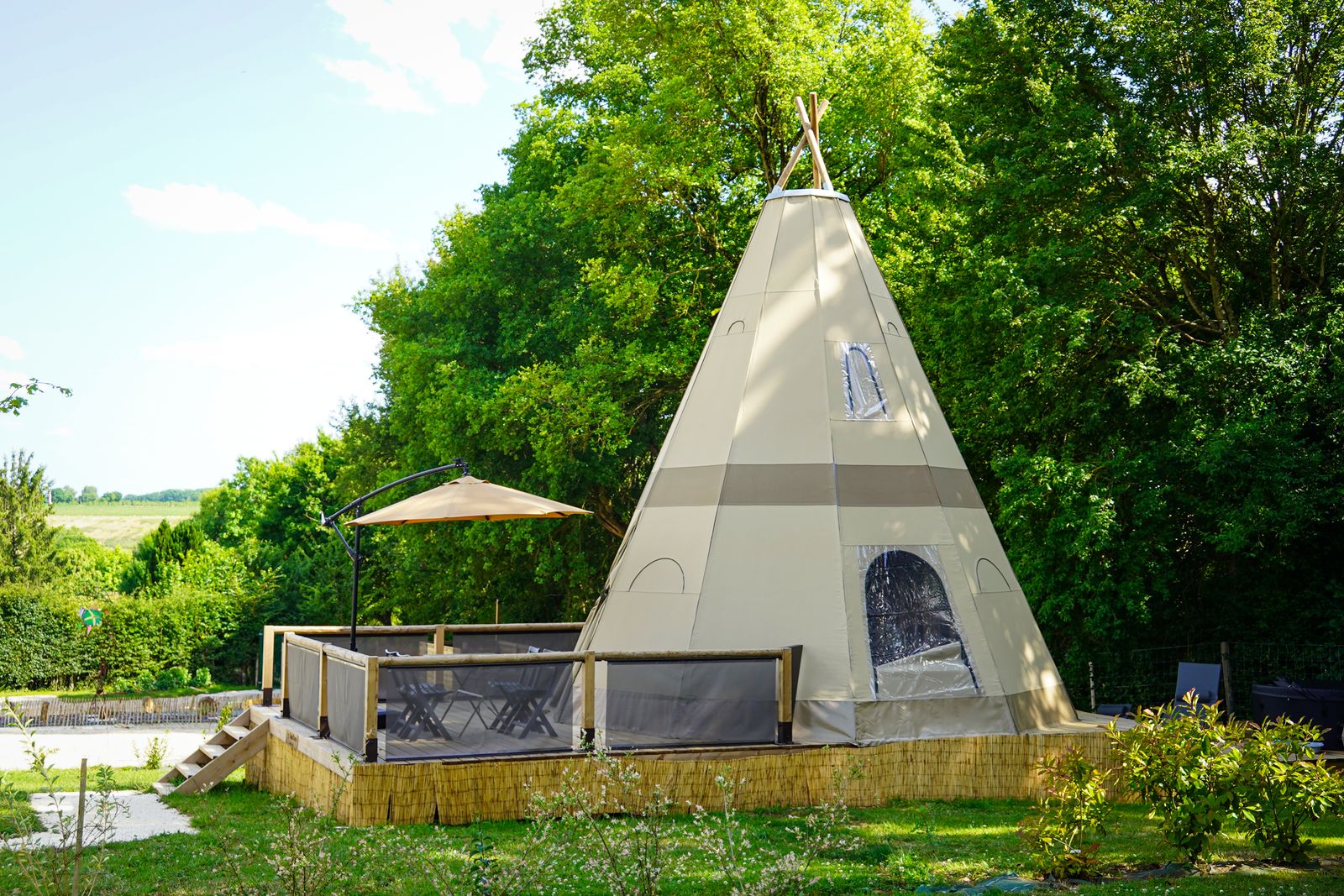 Le Tipi de L'Orée des 4 chemins — Nuit avec spa à Yonne à Villeneuve-Saint-Salves — vue intérieure