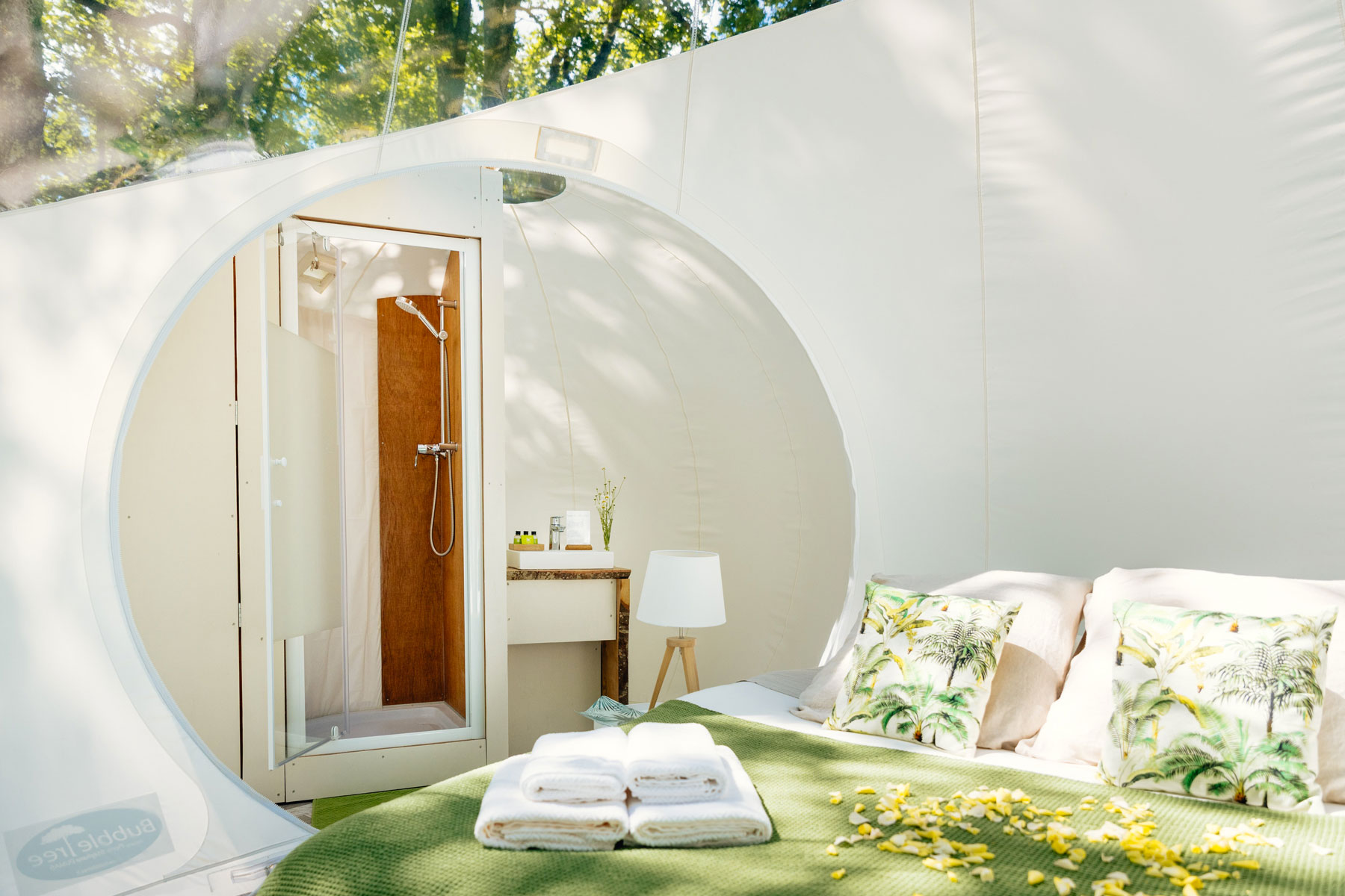 Séjournez dans une bulle suspendue en Midi-Pyrénées à Najac — détail architectural