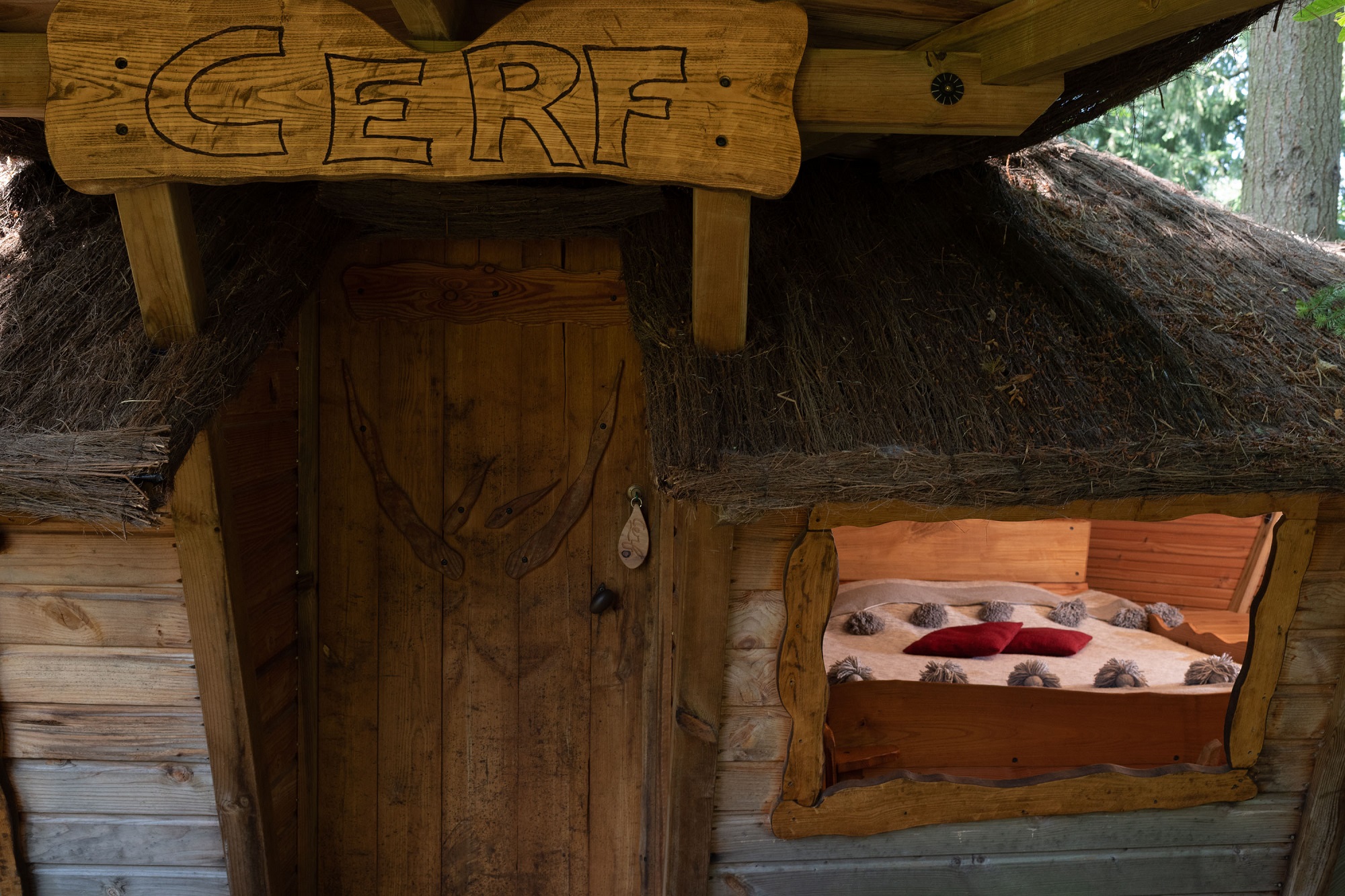 Cabane Cerf : une expérience suspendue dans les arbres à Saint-Julien-Labrousse — salle de bain