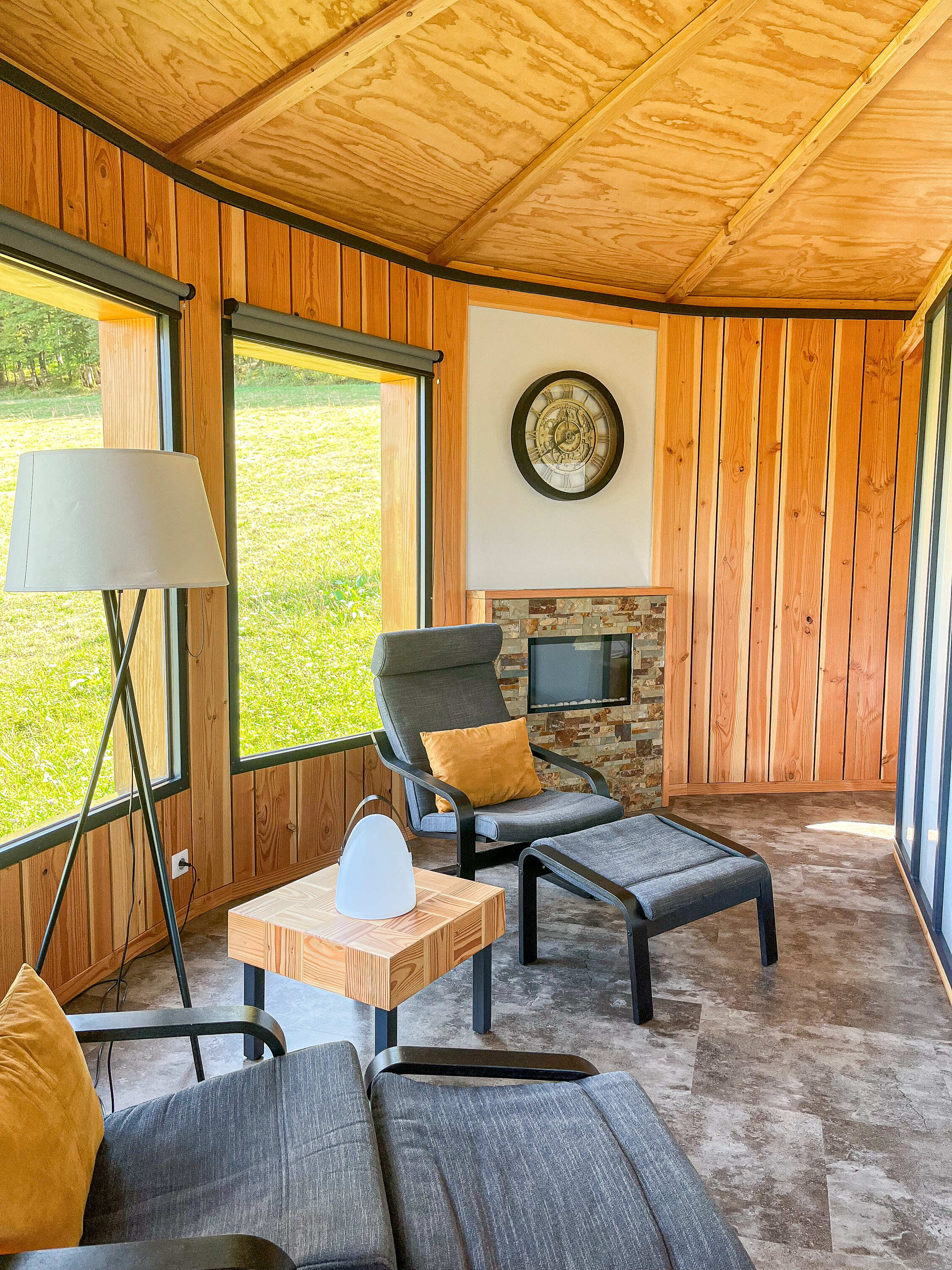 Cabane Douglas & Spa — Évasion romantique sur pilotis dans le Jura à Lons-le-Saunier — vue depuis la terrasse