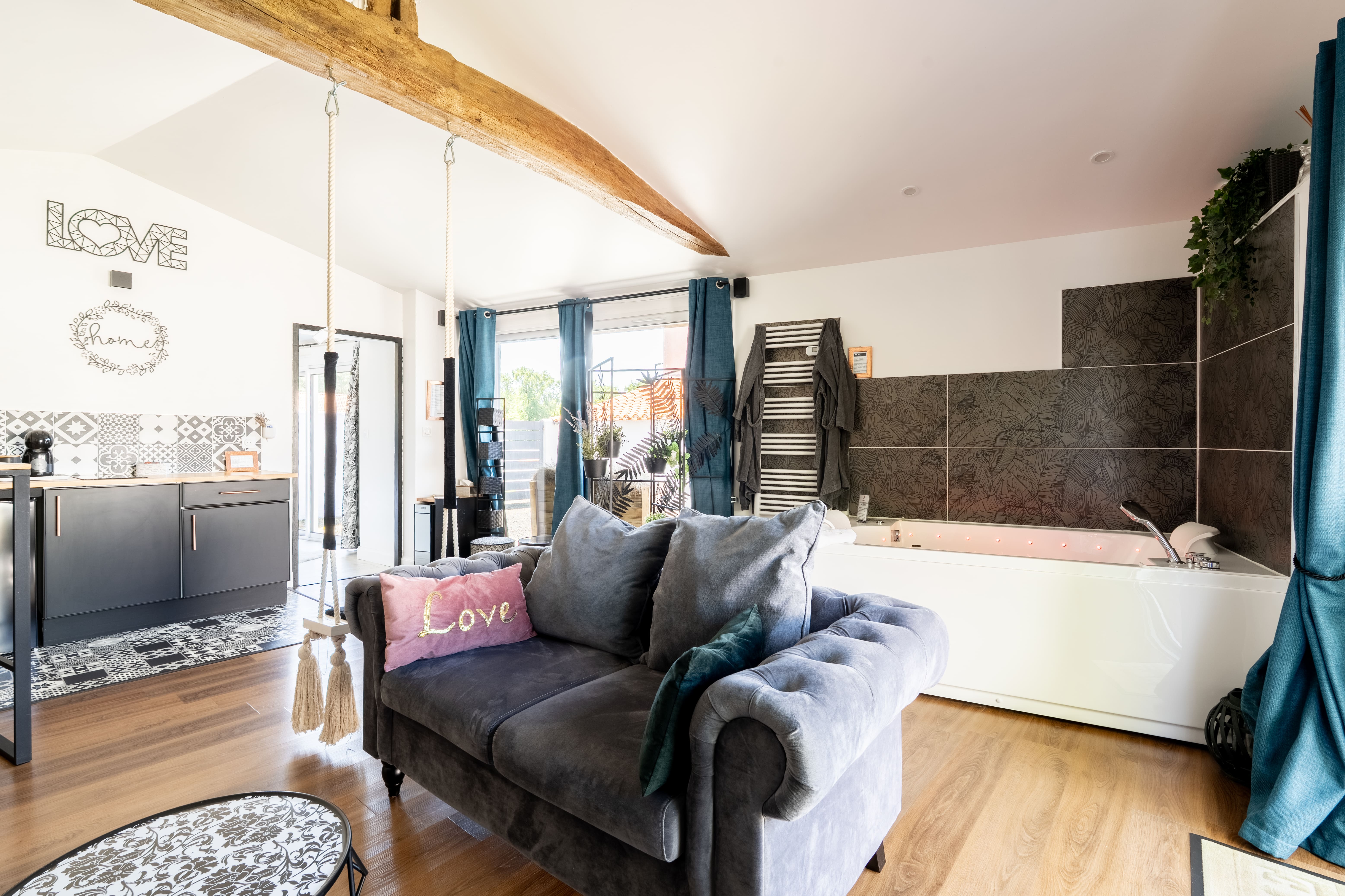 Évasion sensorielle au Love Home & Balnéo à Bois De Céné — vue depuis la terrasse