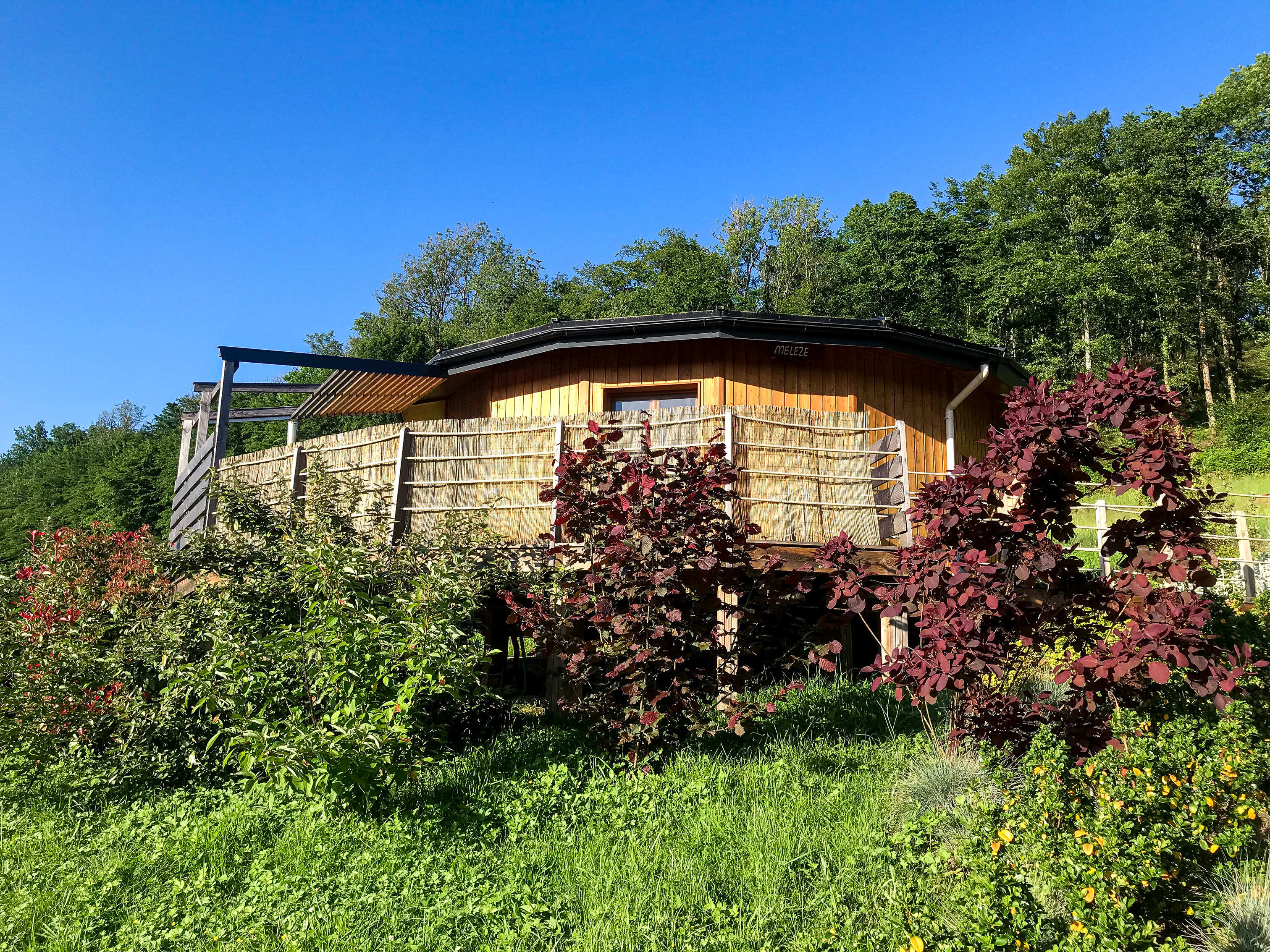 Cabane Mélèze & Spa — Cabane sur pilotis avec bain nordique à Jura à Besain — chambre