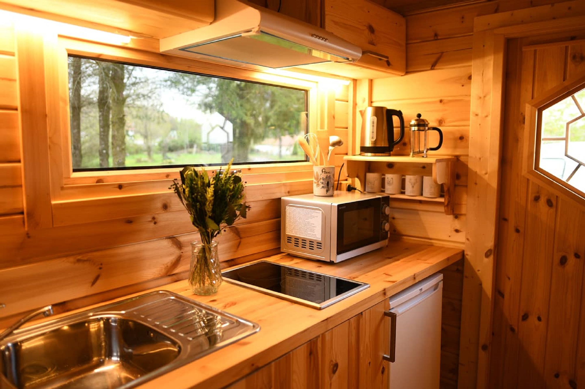 Roulotte Au Point de Vue — Séjour romantique avec spa dans les Vosges à La Petite Louvière — cuisine