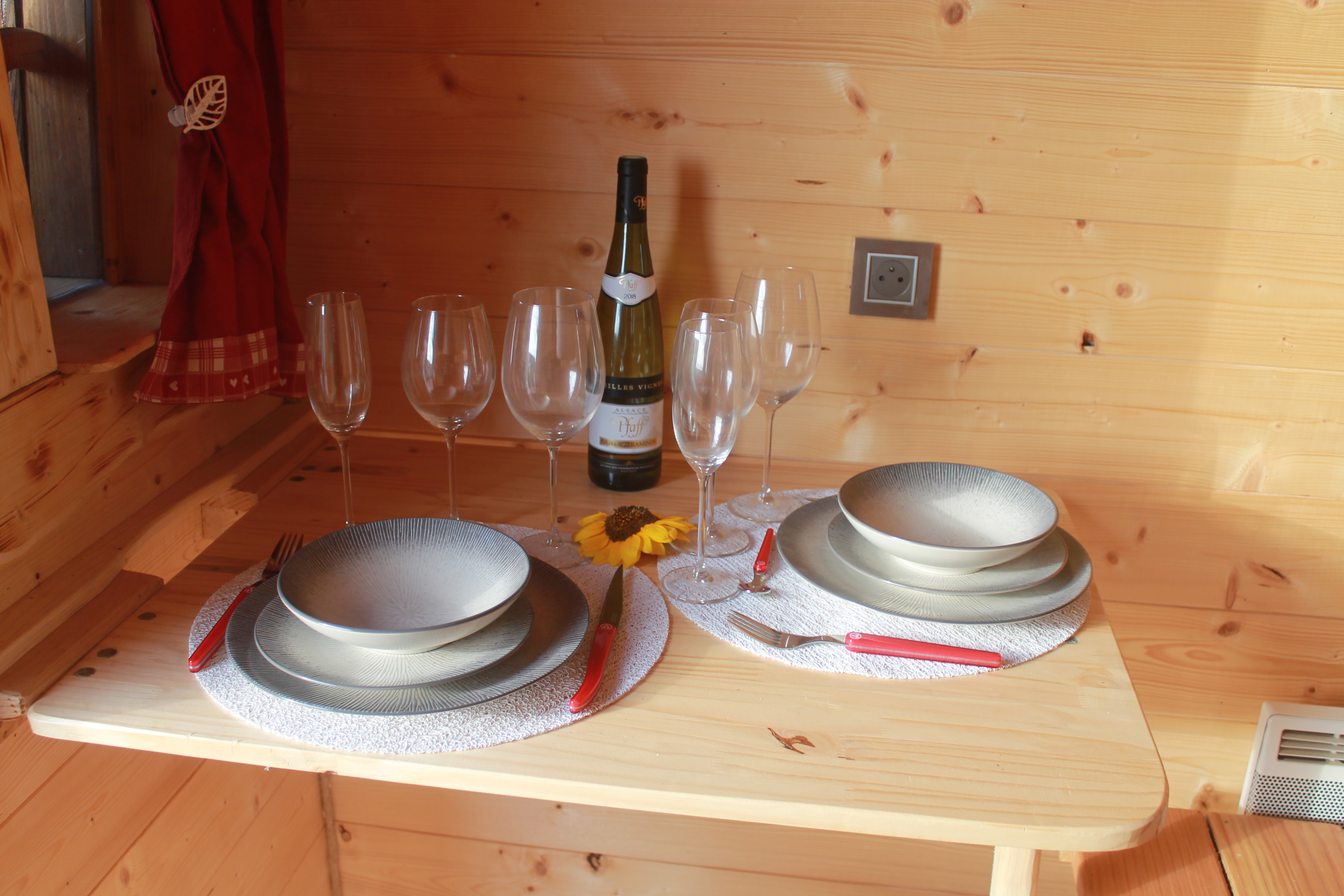 La Chaumière de Nélya : une cabane avec spa en pleine nature à Romain Sur Meuse — chambre