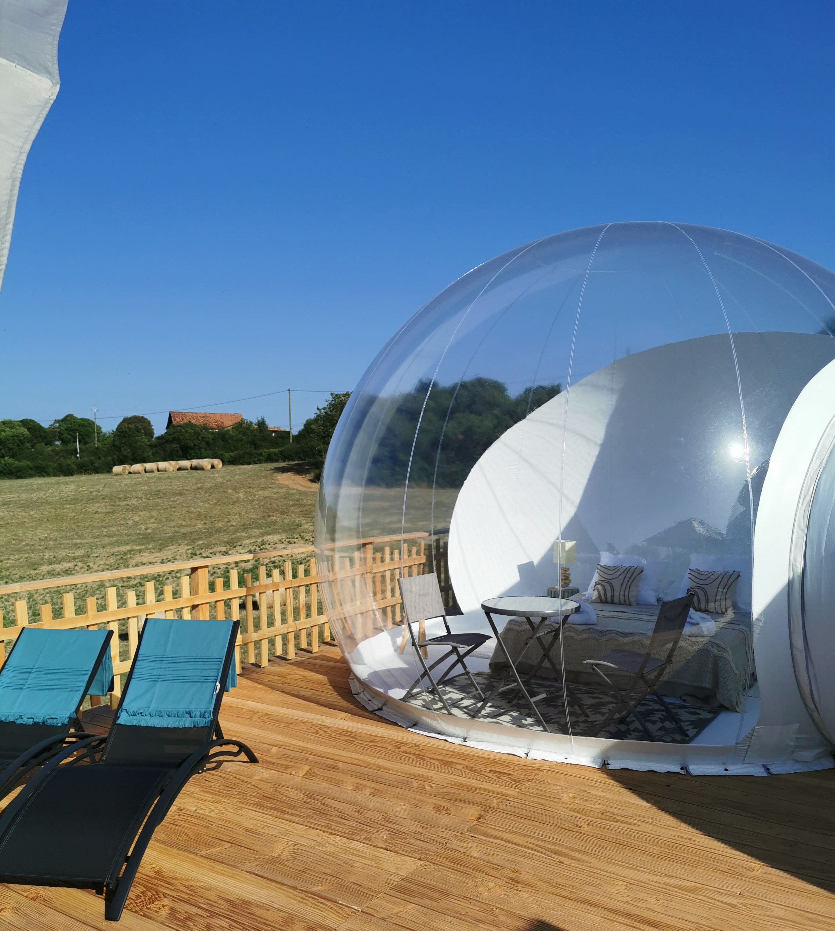 Évasion sensorielle dans une bulle de luxe avec spa en Midi-Pyrénées à Cabrerets — vue intérieure
