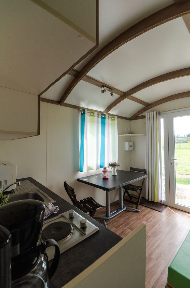 Roulotte moderne atypique — Séjour avec spa à La Ferme Des Épis à Noues de Sienne — salle de bain