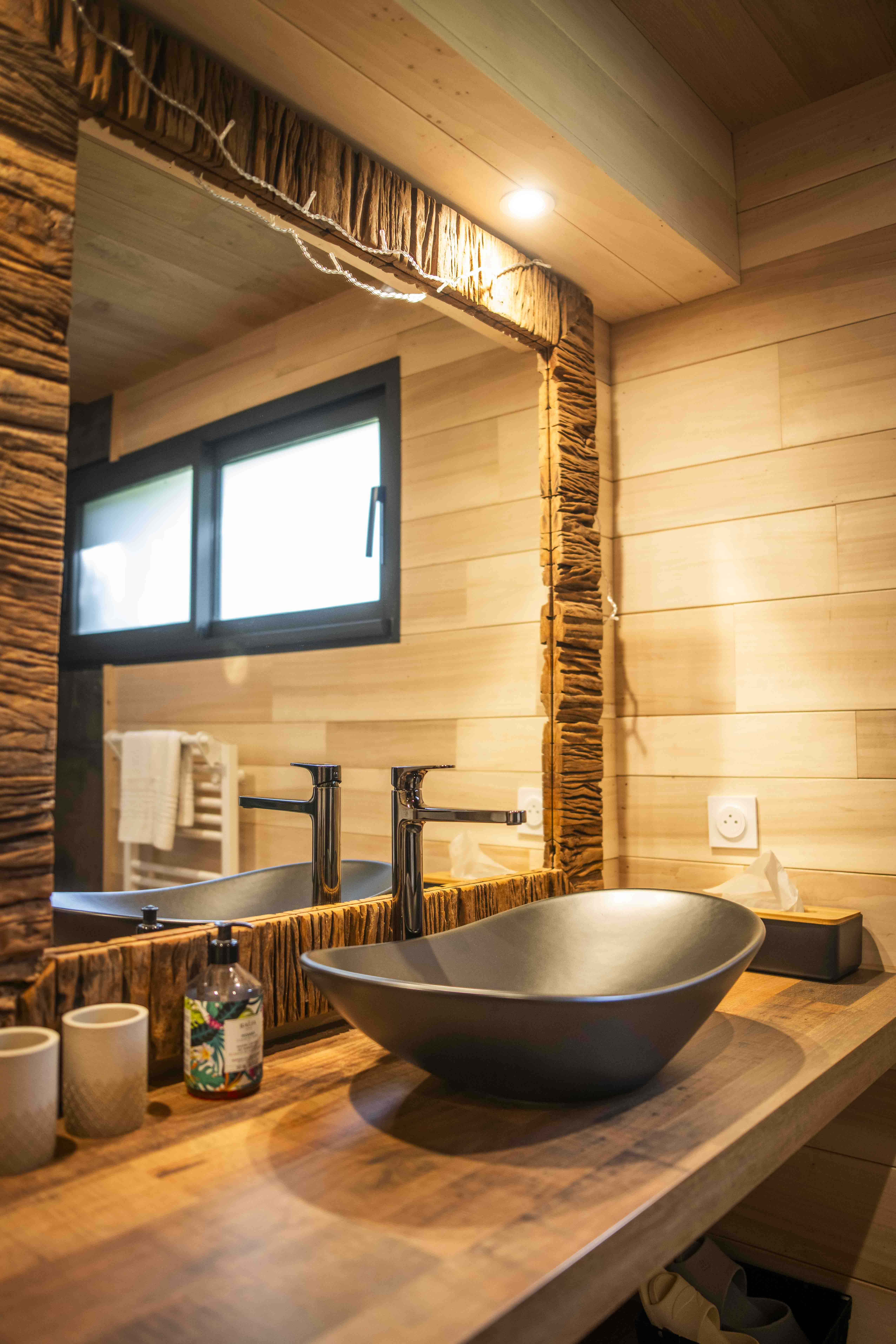 CASA HIMALA & SPA — Cabane sur pilotis avec spa à Ségala (Aveyron) à Anglars-Saint-Félix — détail architectural