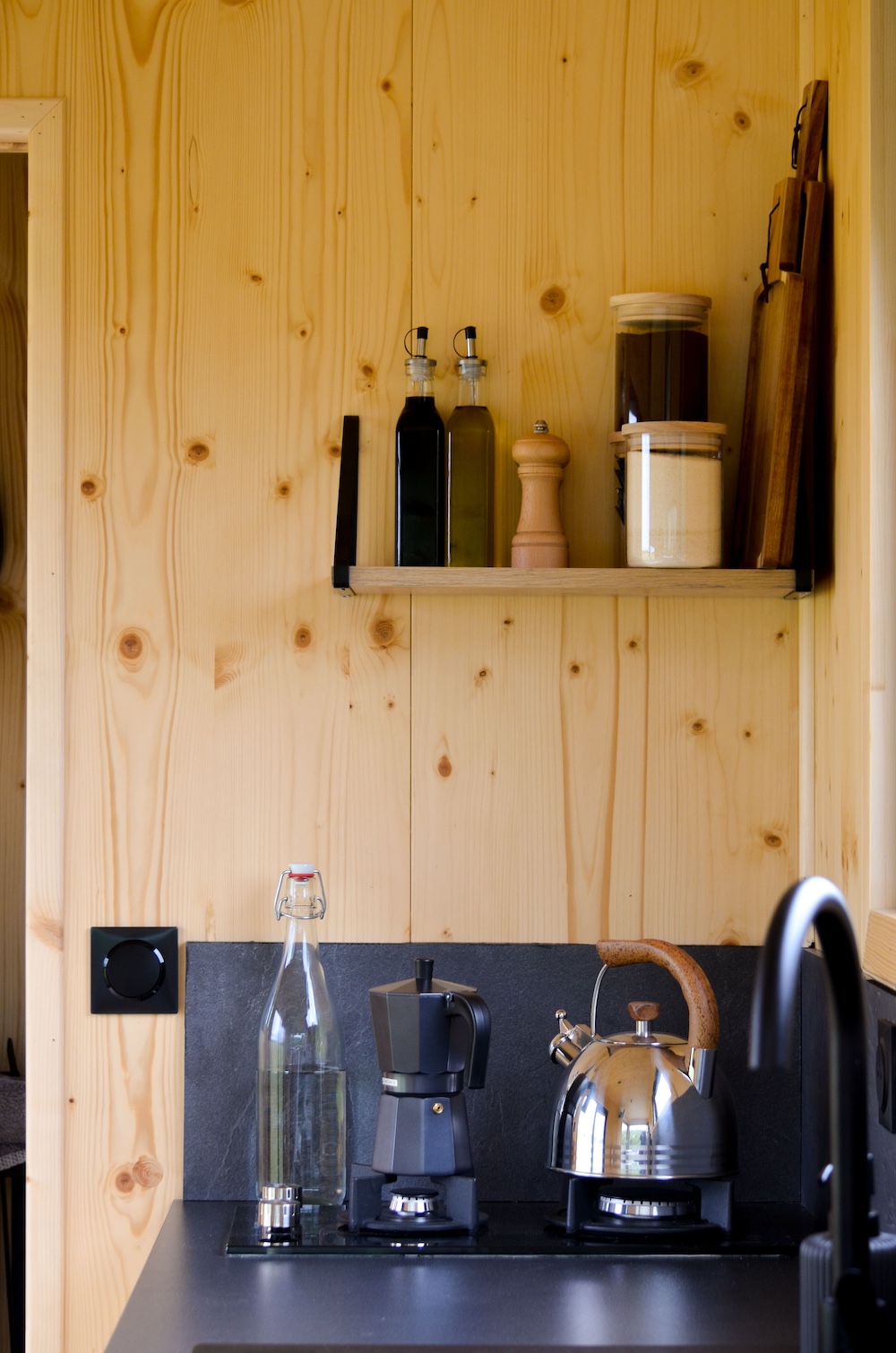 Parcel Tiny House — Séjour avec piscine à Plonéour-Lanvern à Plonéour-Lanvern — cuisine