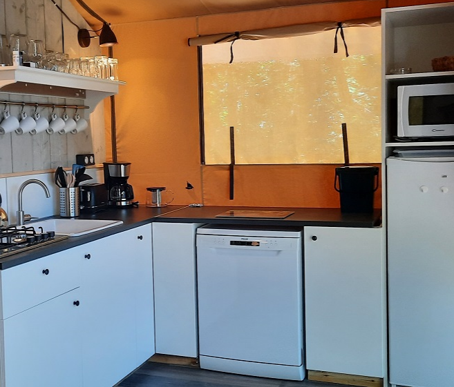 Tente safari sur pilotis : une expérience immersive en Aquitaine à Biron — chambre