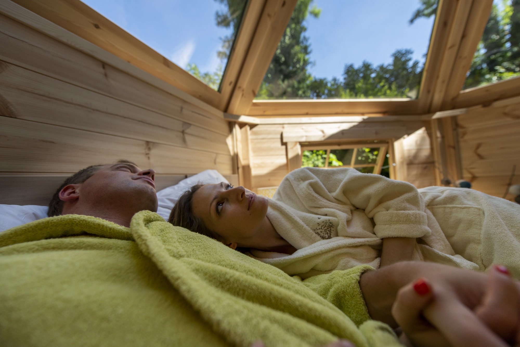 Évasion sensorielle dans une bulle en bois avec spa en Picardie à Gouvieux — chambre