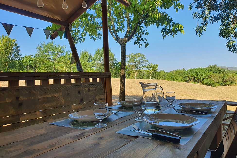Tente safari Englantier — Lodge safari avec spa à Gard à Saint-Jean-du-Gard — espace de vie