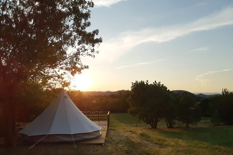Tipi en Cévennes — Glamping avec spa au Camping du Mas Cauvy à Peyrolles-en-Cévennes — vue intérieure