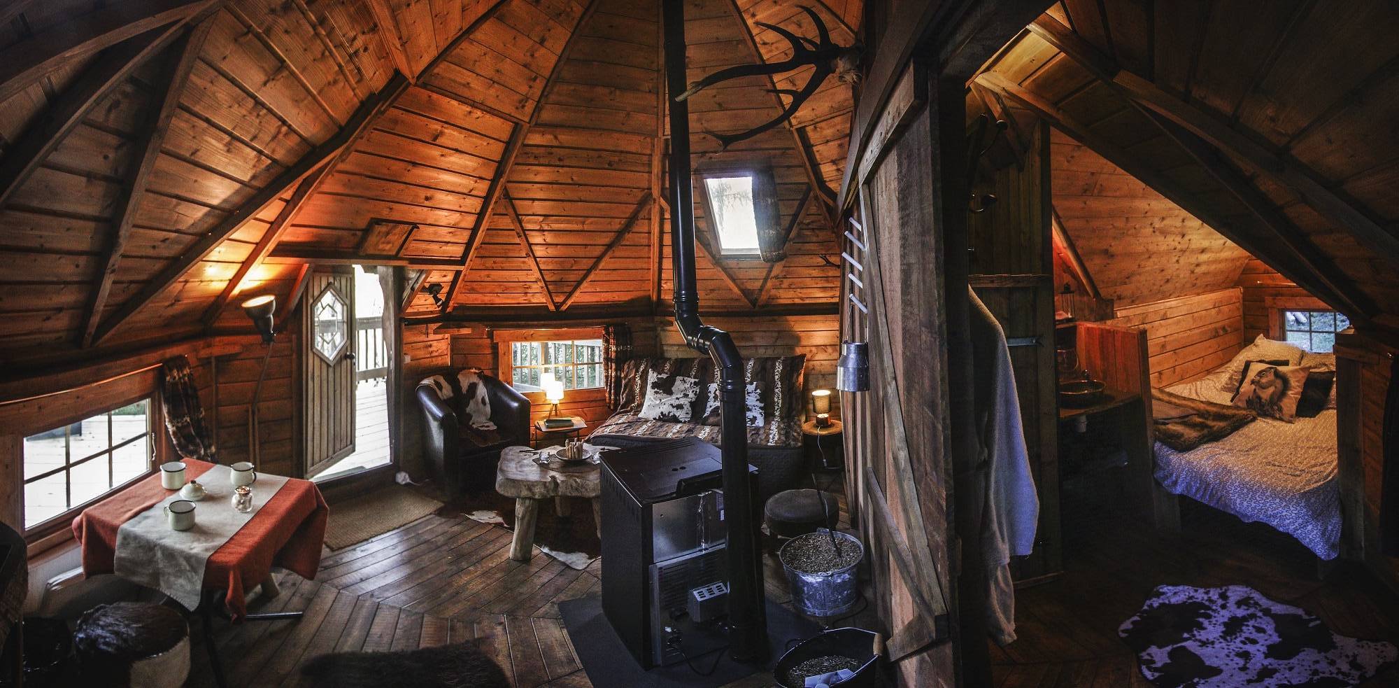 Cabane sur pilotis avec spa des Trappeurs en Auvergne à Cheylade — vue intérieure