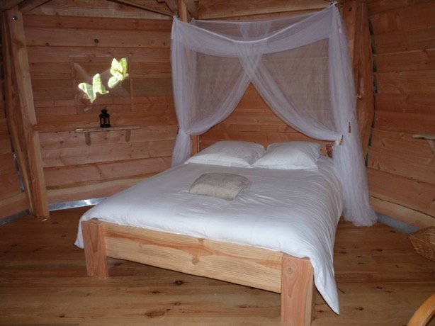 Élona : une cabane dans les arbres pour une escapade enchantée à Loubieng — chambre