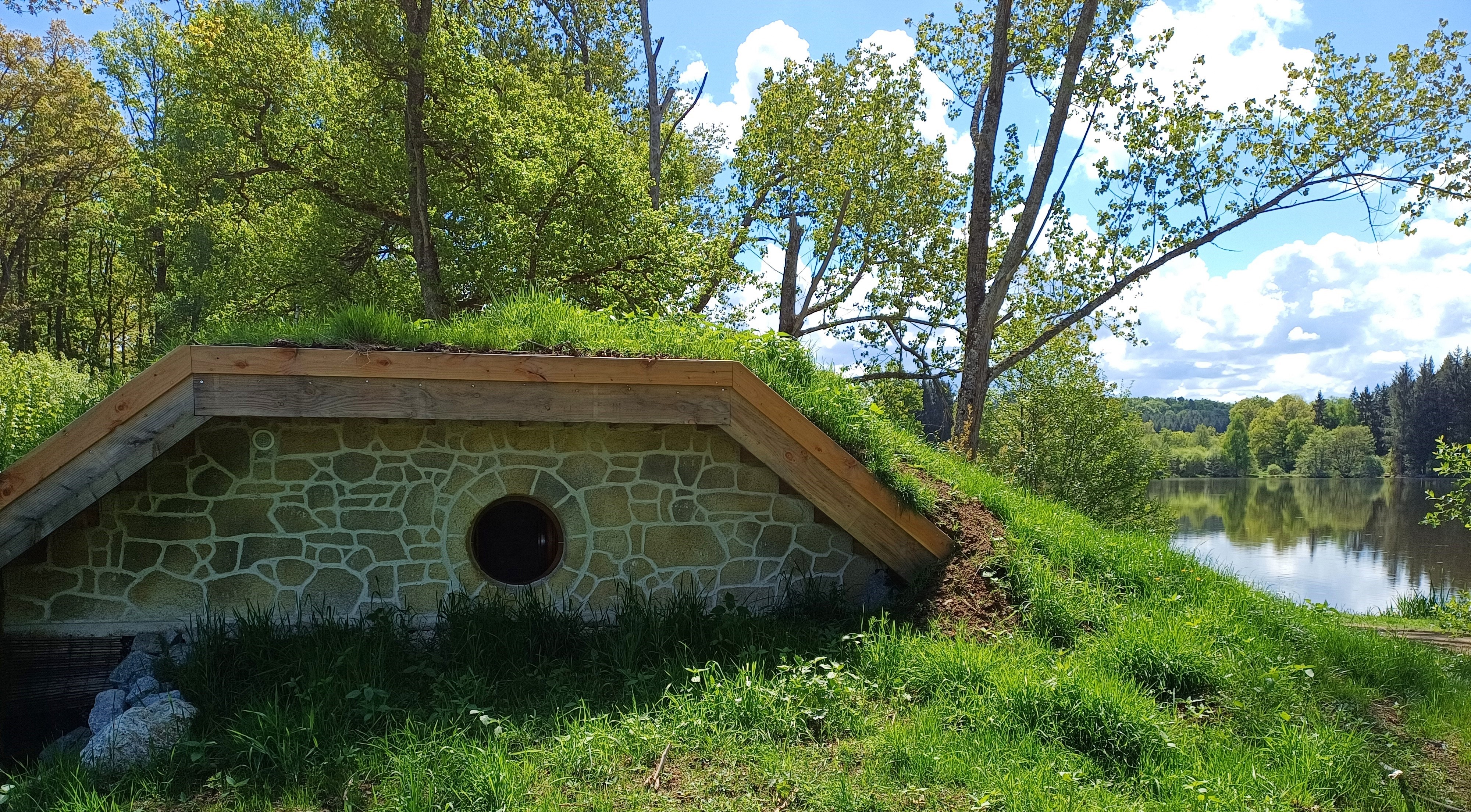 Antre du Hobbit : une expérience immersive au bord du lac à Condat-En-Combraille — détail architectural
