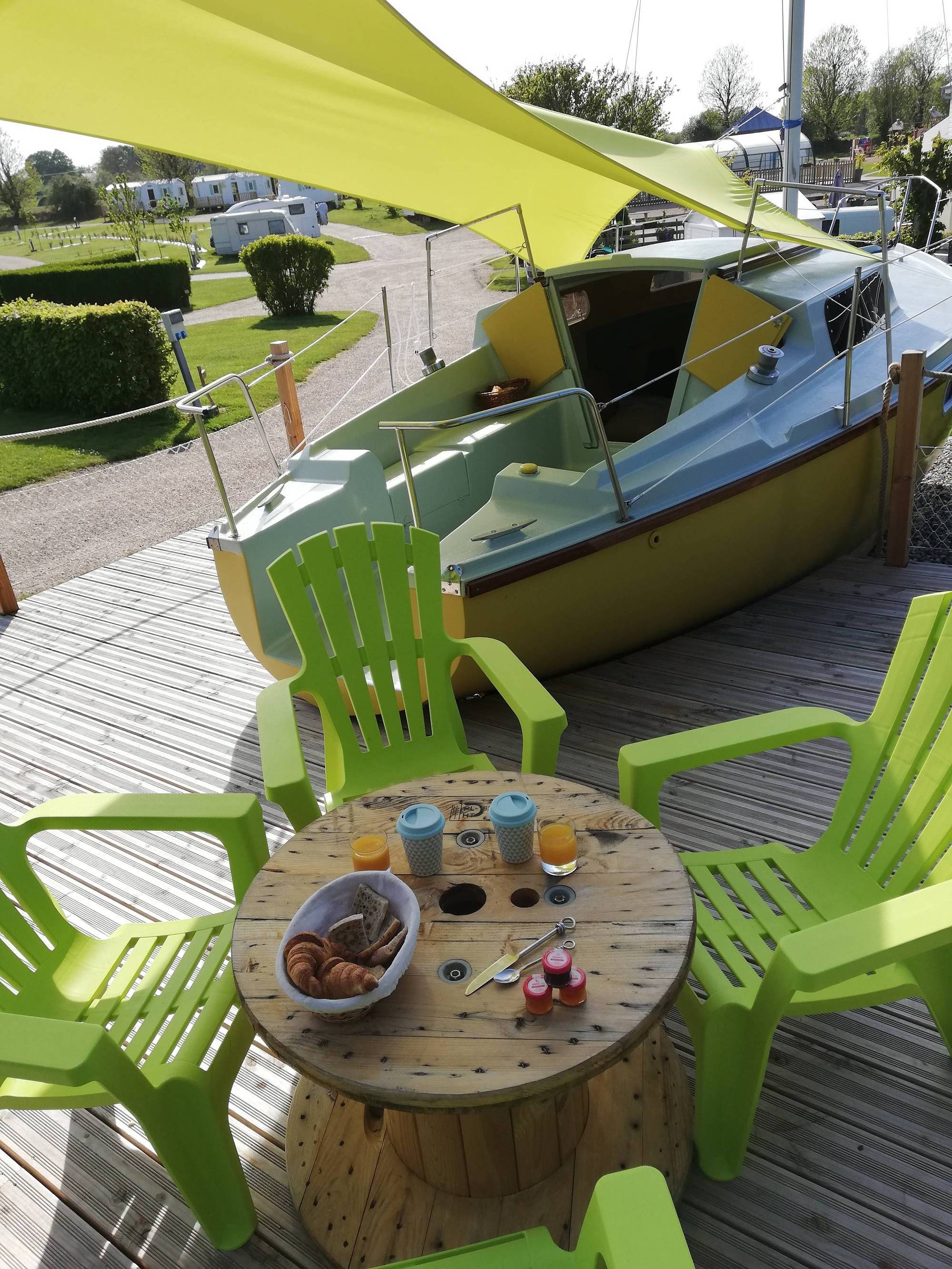 Vivez une expérience unique à bord du Bathô Karben en Haute-Normandie à Les Loges — vue intérieure