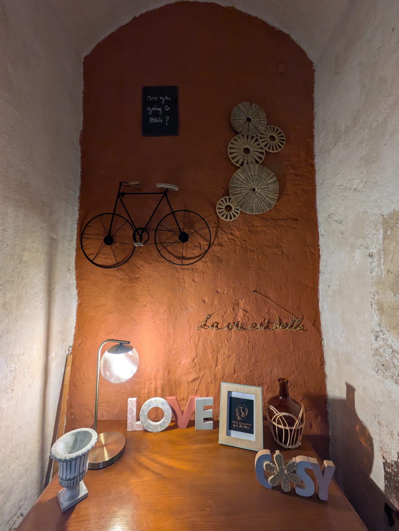 Les oubliettes de la tour Beauvoir — Maison insolite avec spa à Loir-et-Cher à Lancé — espace de vie