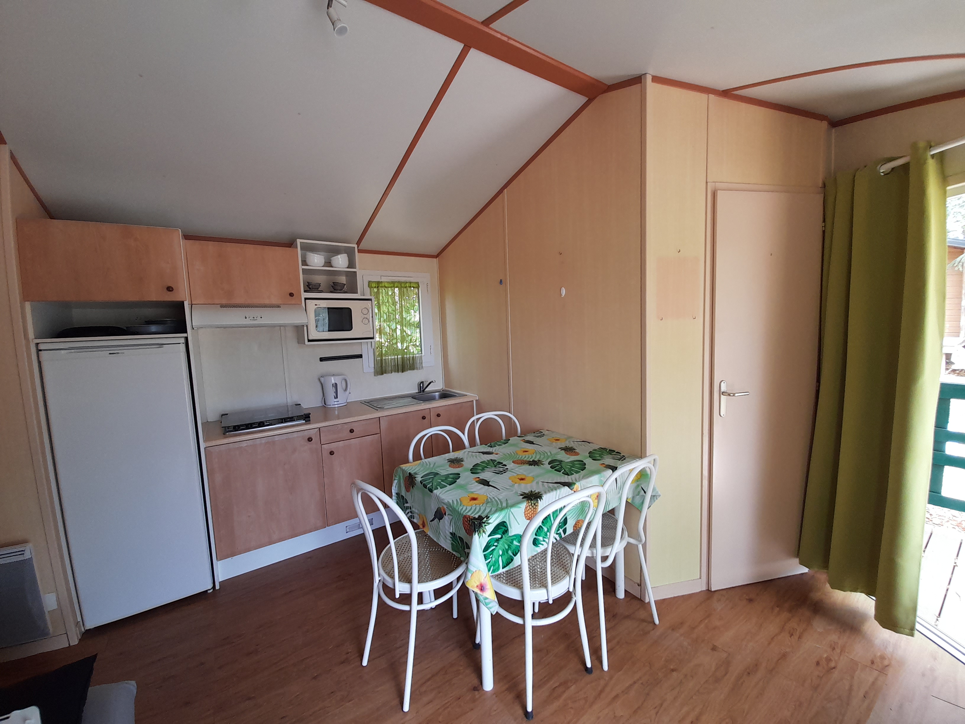 Chalet Nature & Bois : Évasion au cœur des Midi-Pyrénées à Sarrecave — cuisine