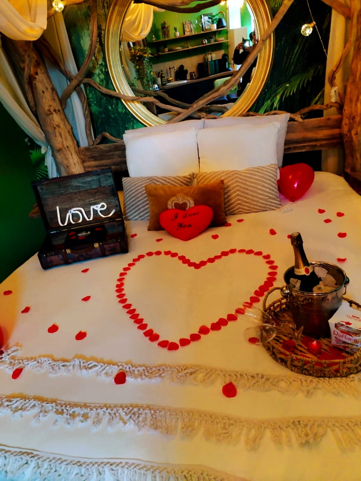 Jungle romantique Spa & Cinéma — Cabane dans les arbres à Amiens à Amiens — chambre