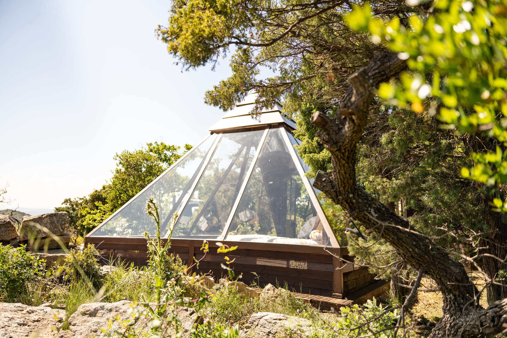La Pyramide du Mas Berrugues : une expérience inclassable en Occitanie — Suite à Belesta