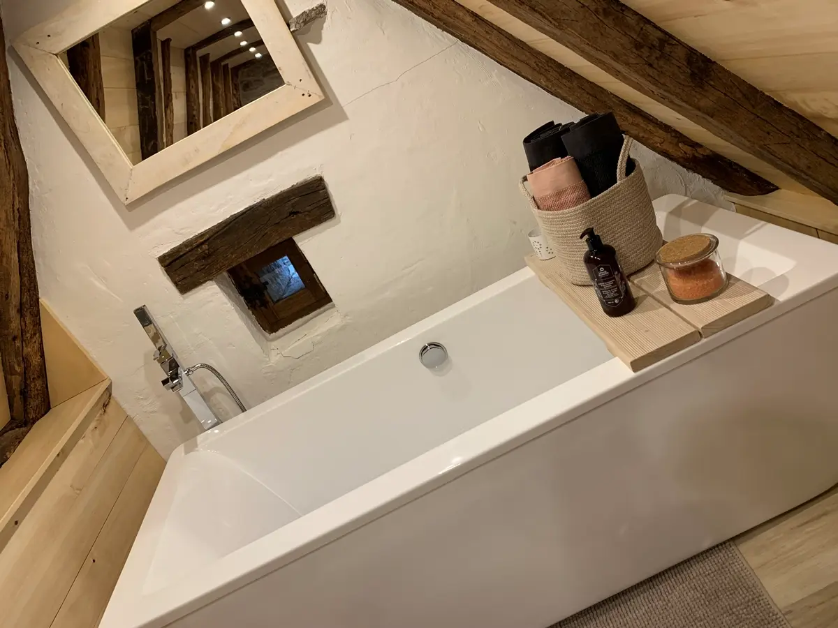 Lodge insolite avec spa privatif — Ecolodge romantique dans le Lot à Cahors — détail architectural